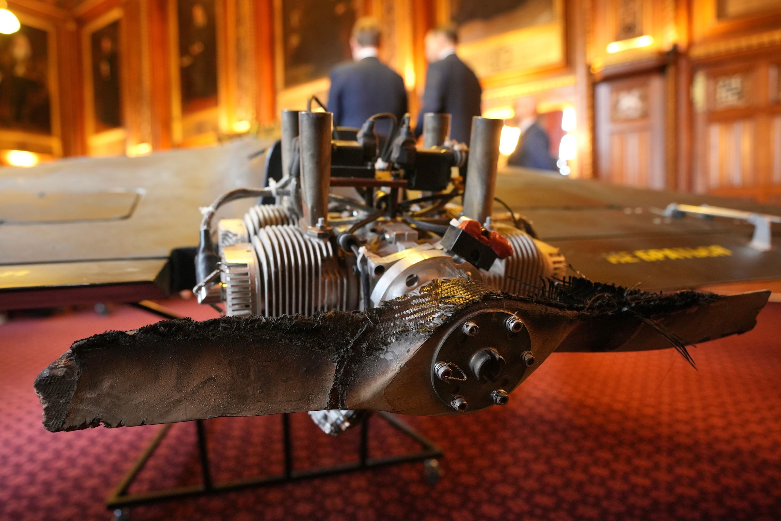 2025年10月14日,伊朗「沙赫德-136」攻擊無人機在英國國會的記者會展出。(美聯社)