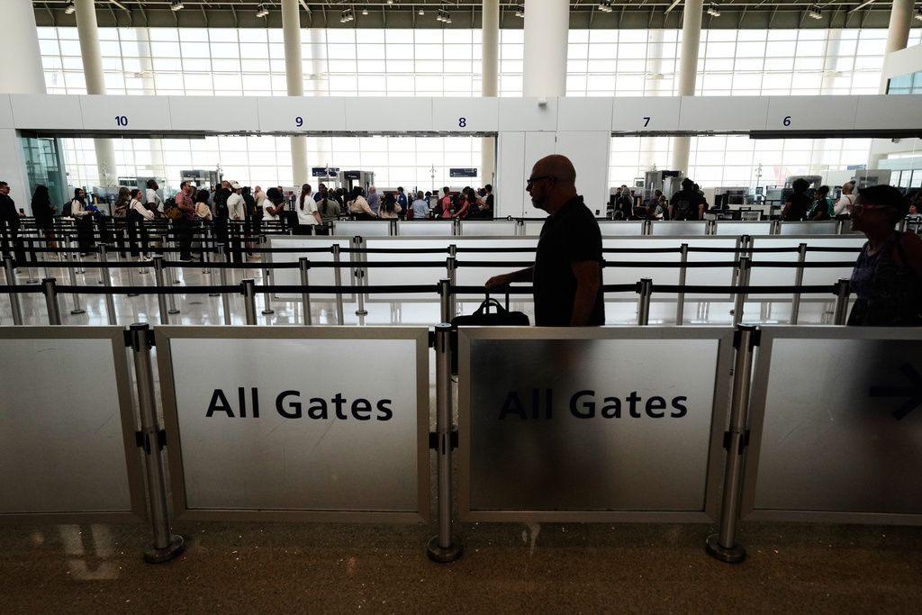 受到美國聯邦政府關門影響，多州機場只能維持最低程度營運，不少航管人員拒絕「無薪上班」。（美聯社）