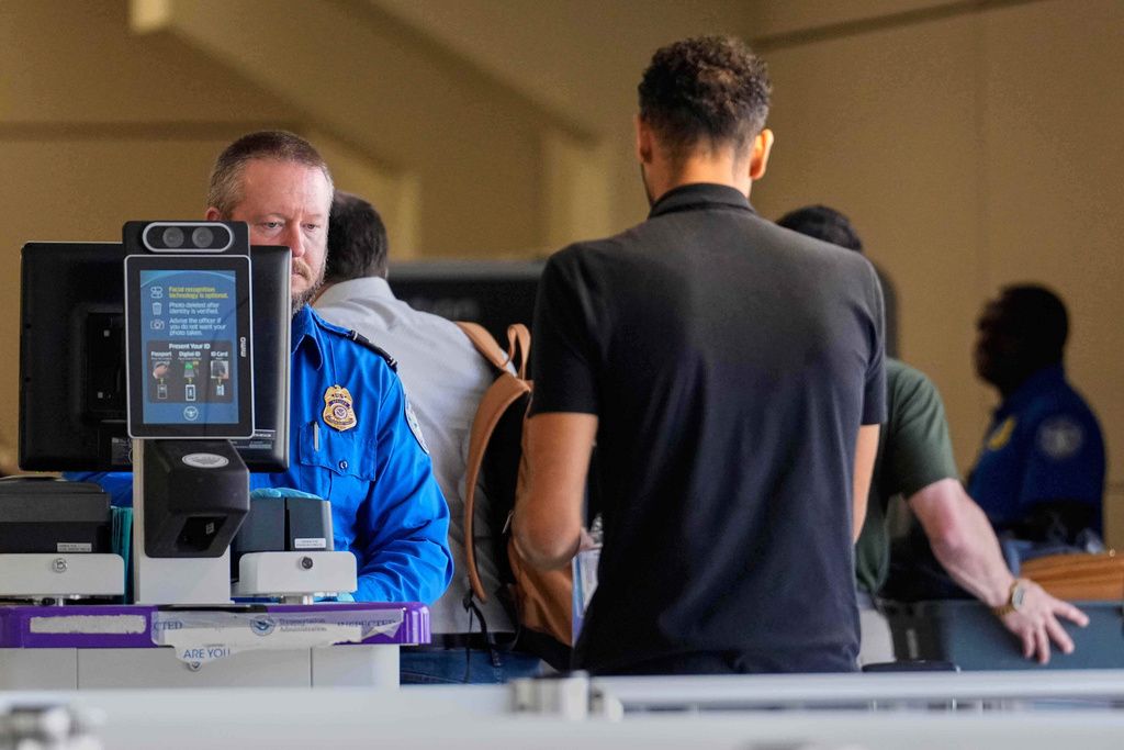 受到美國聯邦政府關門影響，多州機場只能維持最低程度營運，不少航管人員拒絕「無薪上班」。（美聯社）