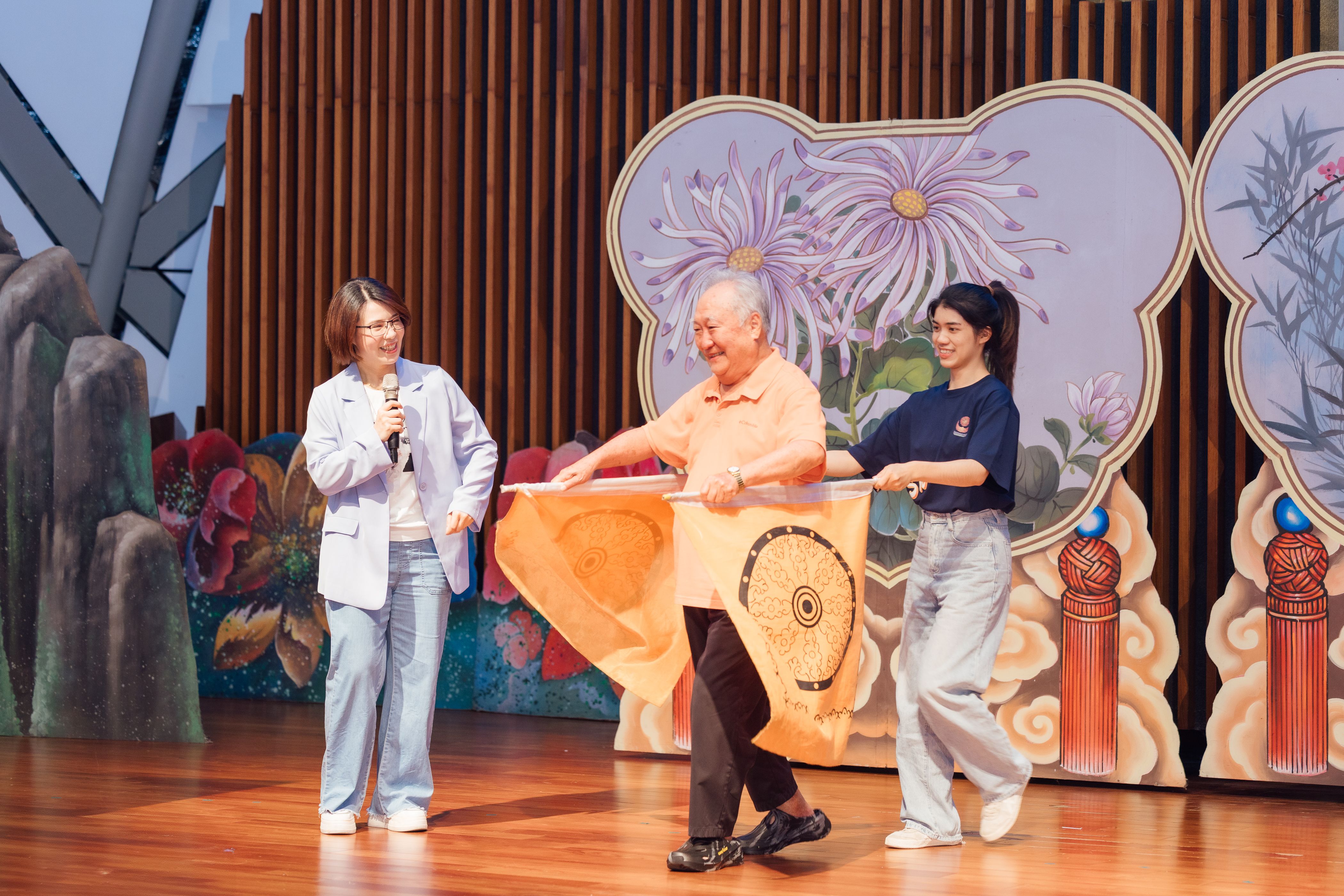 長輩化身歌仔戲主角登台亮相，上轎搭車一氣呵成，全場歡呼聲笑聲不斷！（圖/新北市文化基金會）