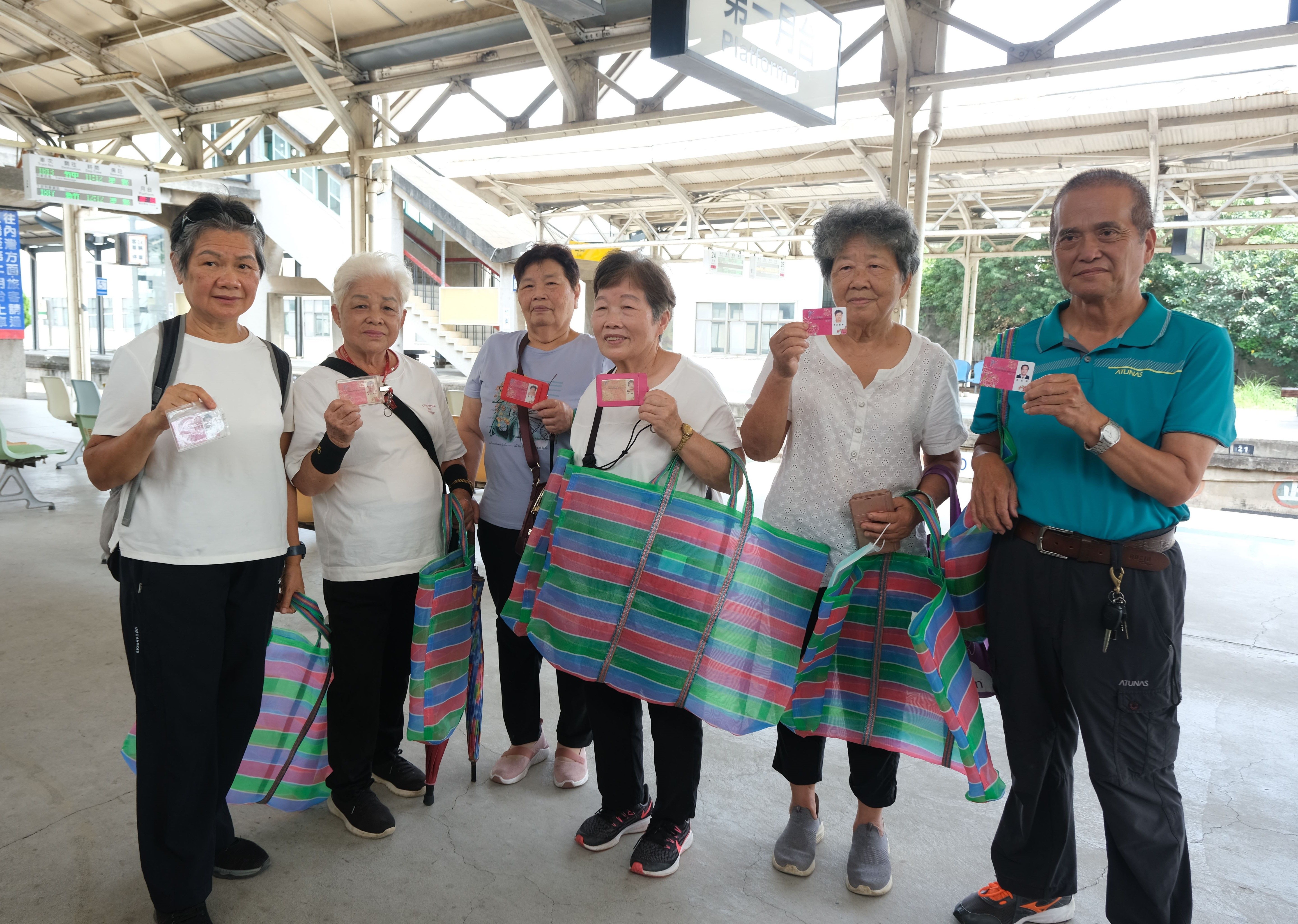 新竹縣府自推出敬老卡補助政策後，長輩可享公車、計程車及台鐵搭乘補助。（圖／新竹縣政府提供）