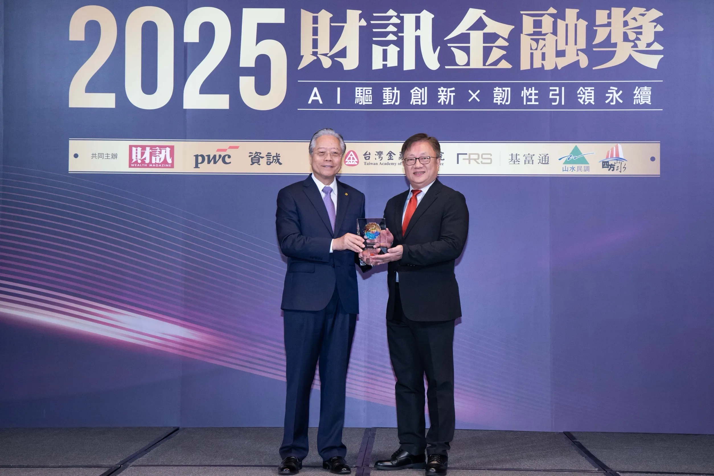 「2025財訊金融獎」今日假臺北晶華酒店舉行頒獎典禮，中信銀行獲「智能創新應用獎」金質獎及「本國銀行客戶推薦獎」第三名，台灣金融研訓院董事長雷仲達（左）頒發獎座予中信銀行個金作業暨資訊處處長蕭重建資深副總經理（右）。（圖/中國信託金控）