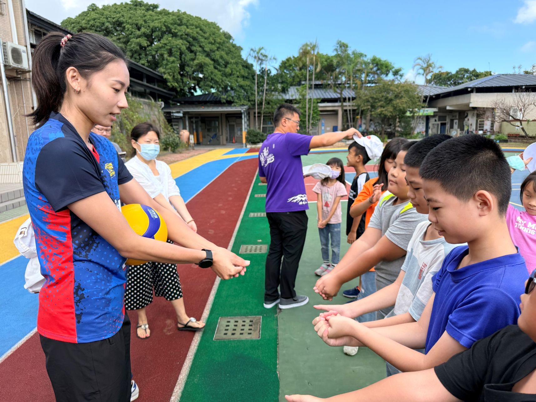 排球國手張瓈文到新北市萬里區大坪國小教打排球。（圖/新北市政府）
