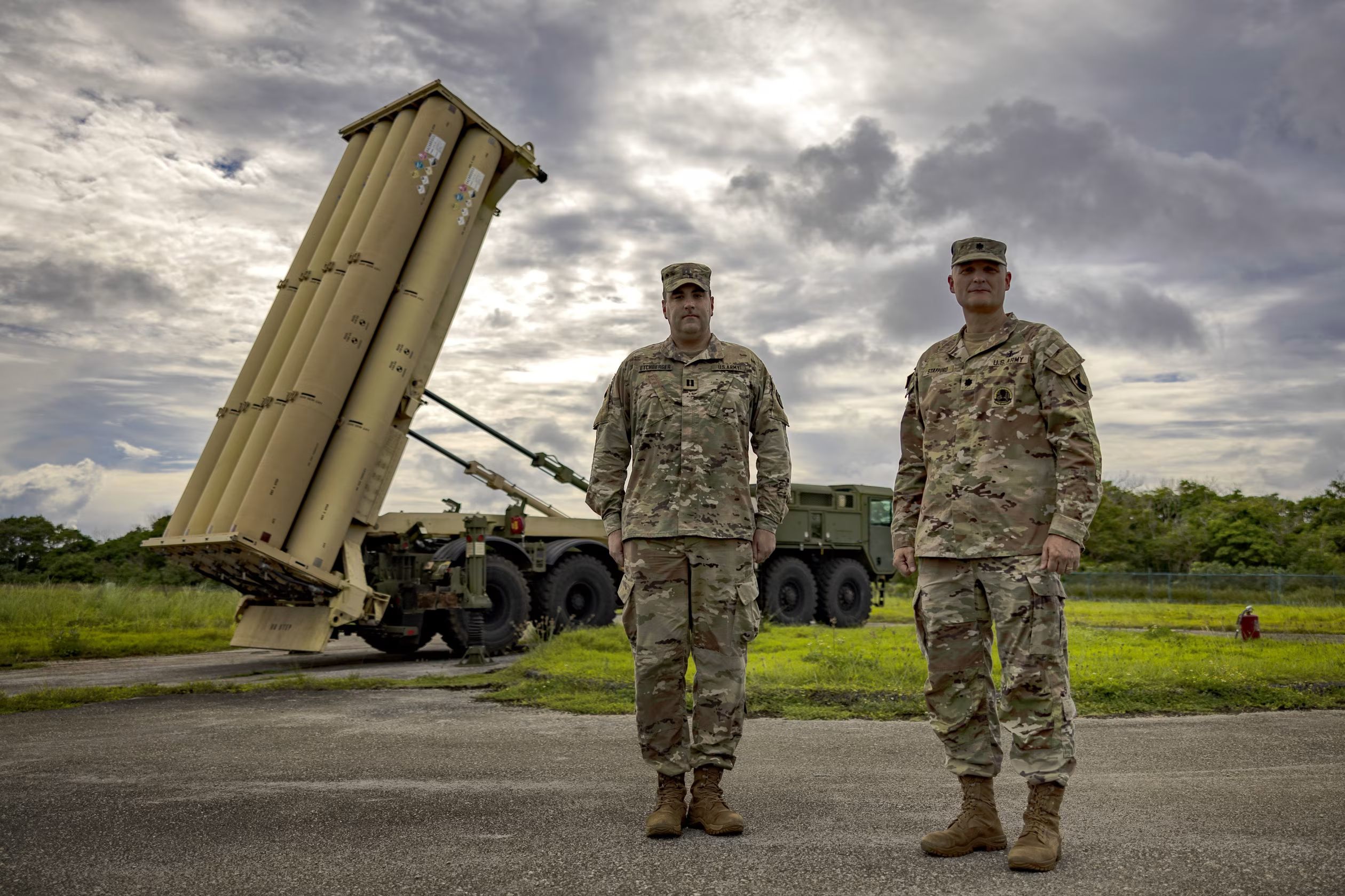美國陸軍部隊「利爪」特遣隊指揮官喬納森·斯塔福德（圖右）稱關島對陸軍來說是重要的優先事項。（華爾街日報）