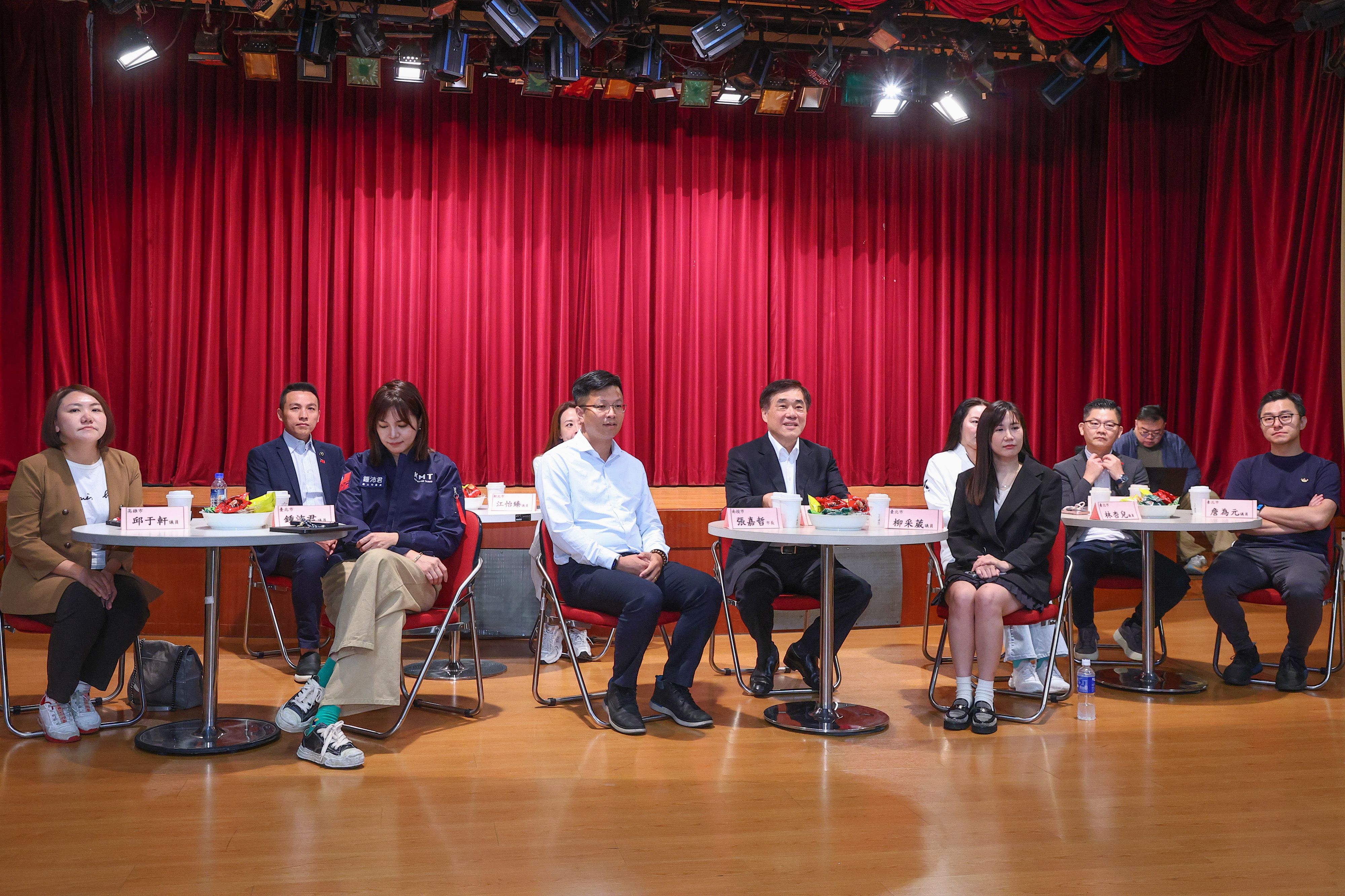 20251017-國民黨主席候選人郝龍斌（右四）17日出席「郝好相挺－青年公職挺好的」記者會。（顏麟宇攝）