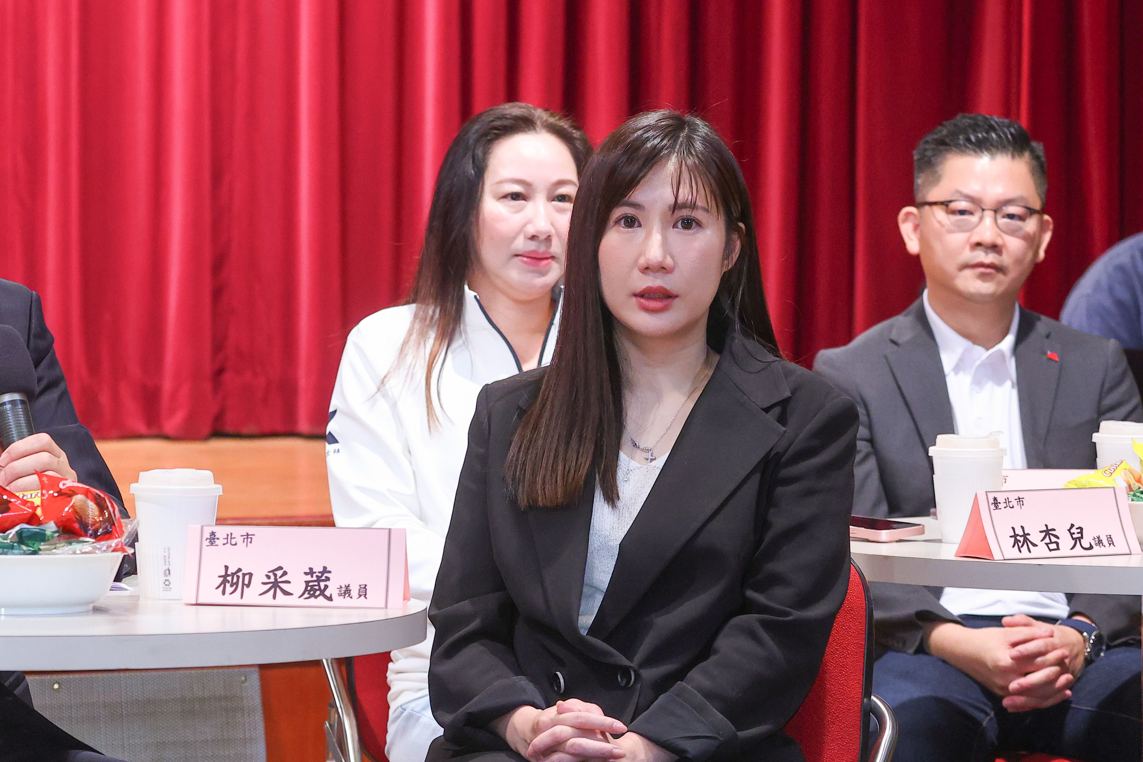 20251017-台北市議員柳采葳（中）17日出席「郝好相挺－青年公職挺好的」記者會。（顏麟宇攝）