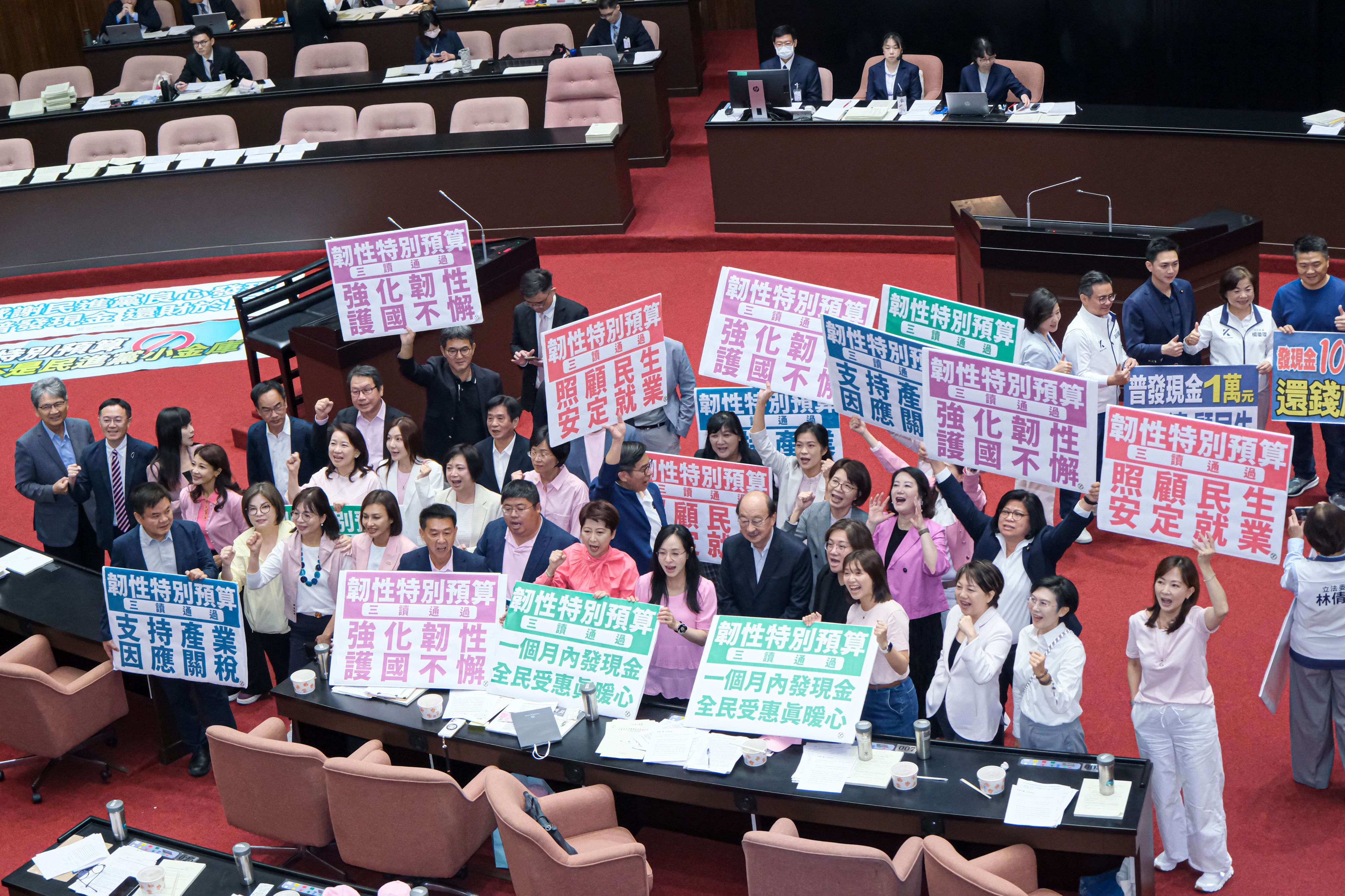 20251017-立法院17日三讀通過攸關普發現金一萬元的韌性特別預算案。（劉偉宏攝）