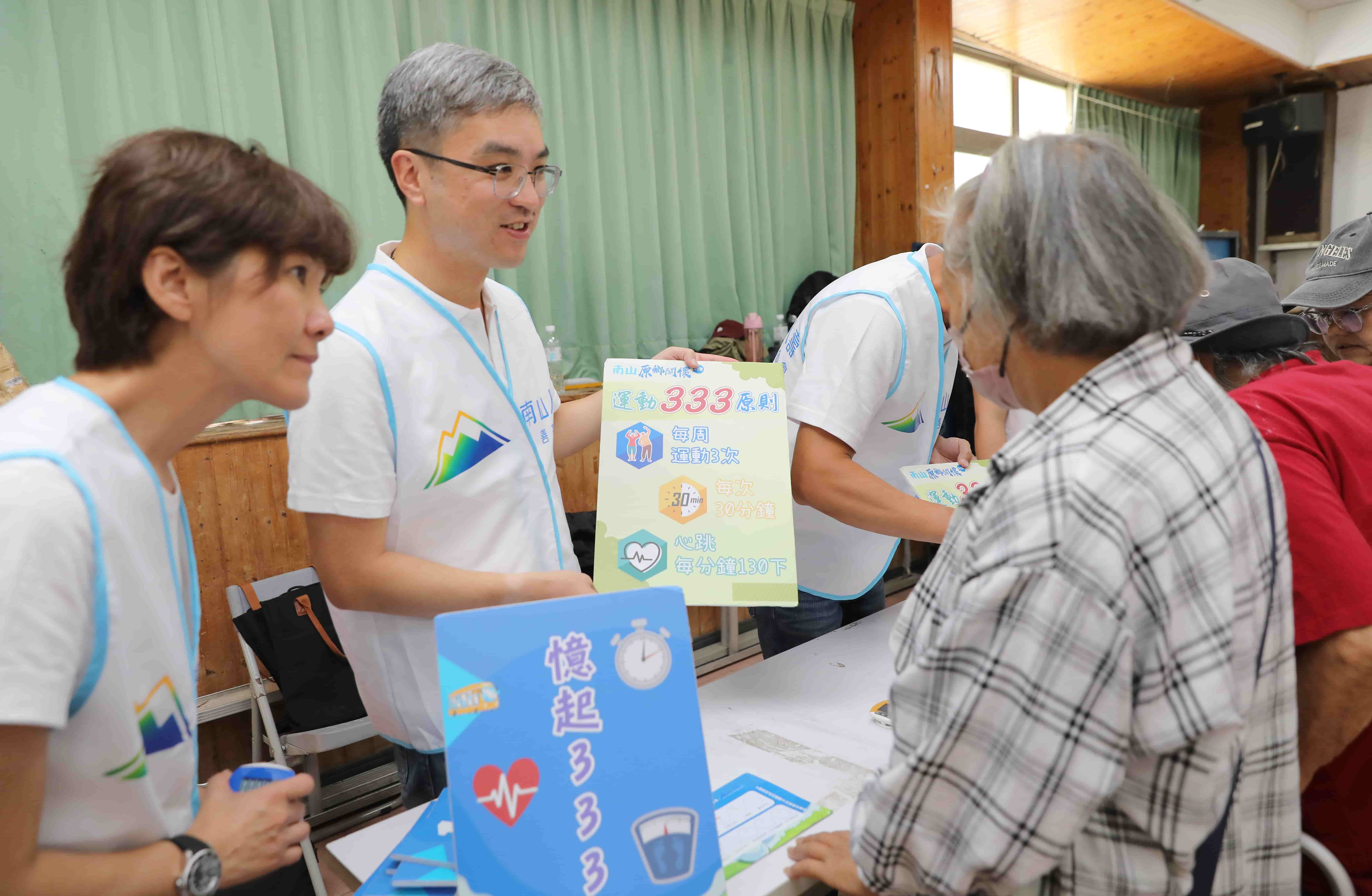 南山人壽董事長尹崇堯在南山原鄉關懷列車的活動中擔任關主，和長輩們互動。