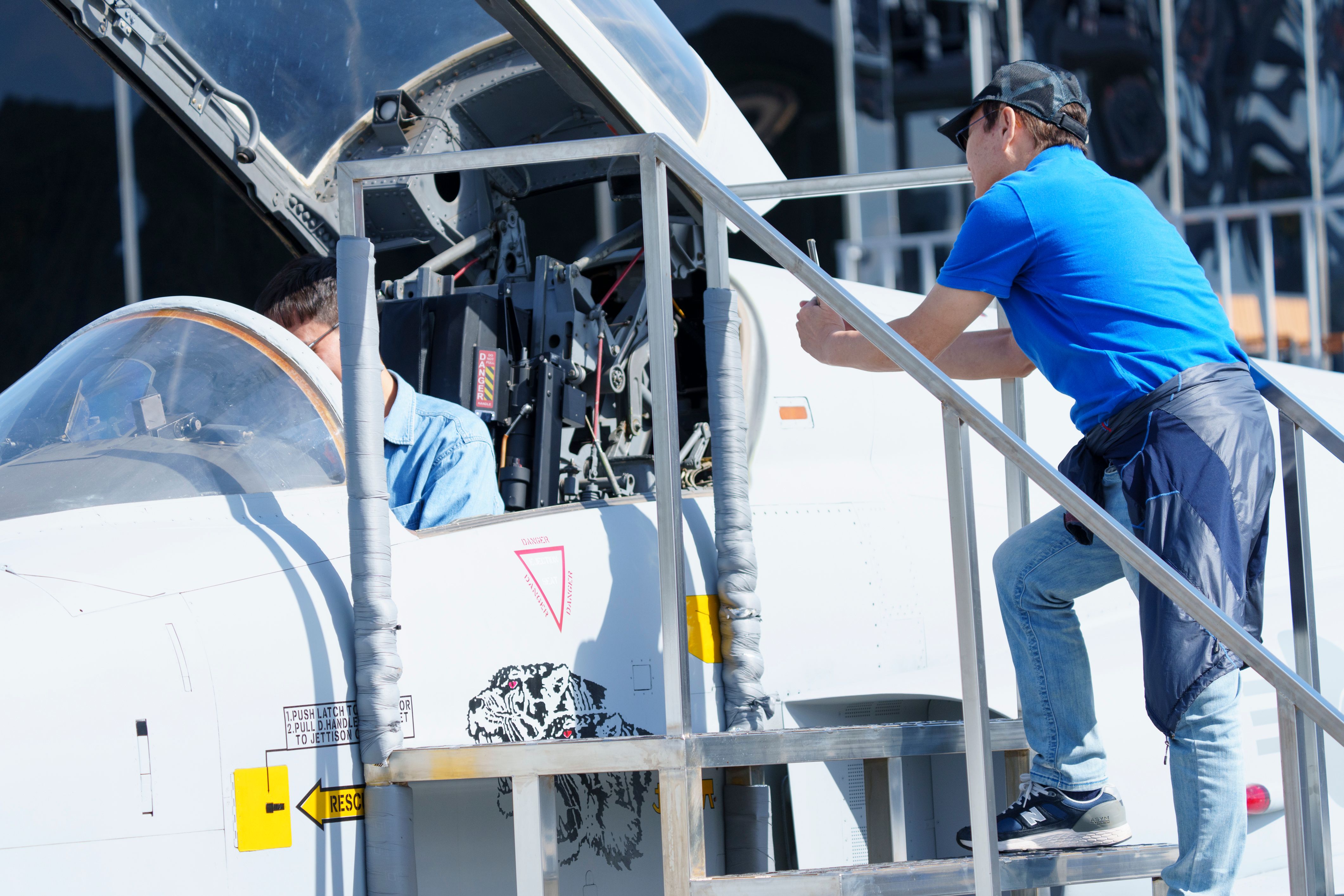 20251017-現場開放多型軍機與運輸機登艙體驗，圖為民眾登上F-5戰機感受駕駛艙。（傅啟禎攝）