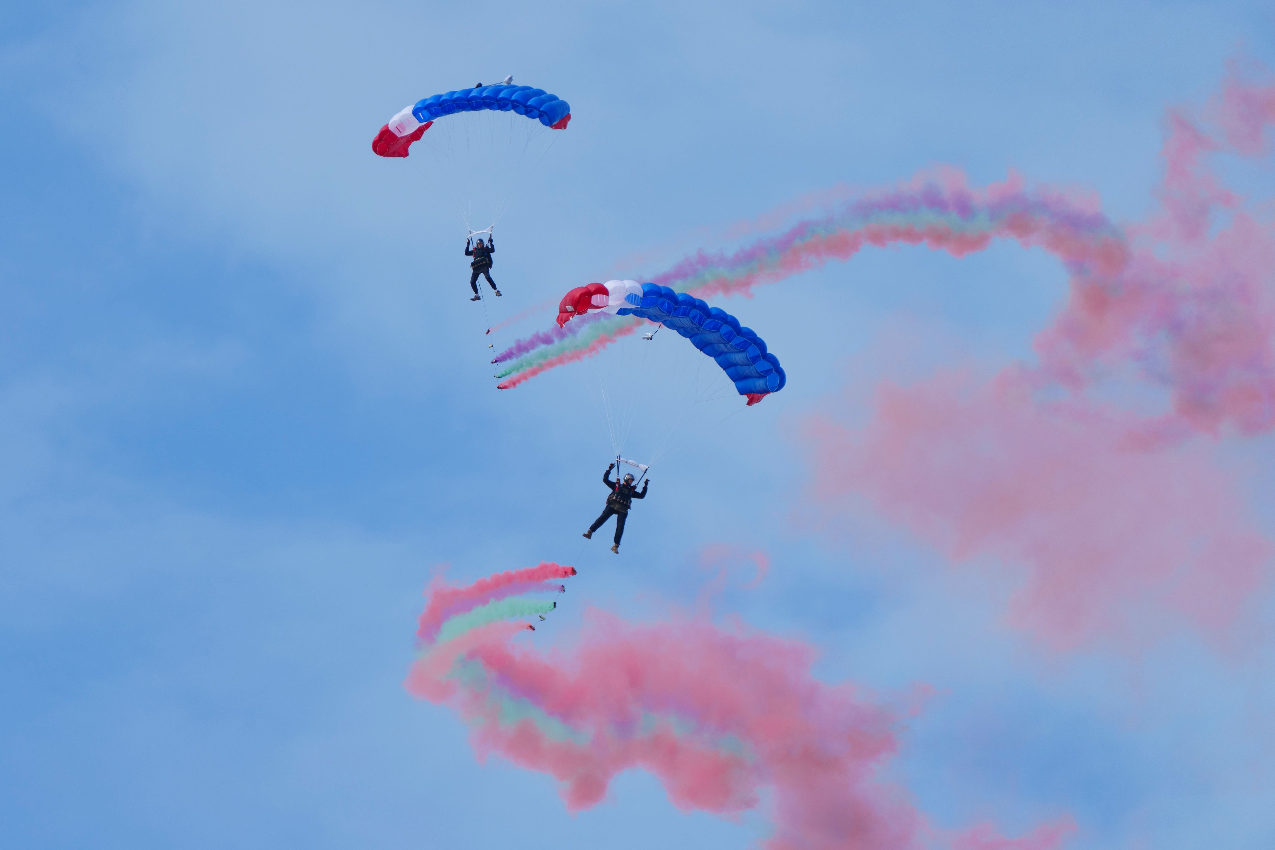 20251017-特技跳傘活動吸引觀眾目光，傘兵自高空躍下操作高難度動作，現場驚呼連連。（傅啟禎攝）