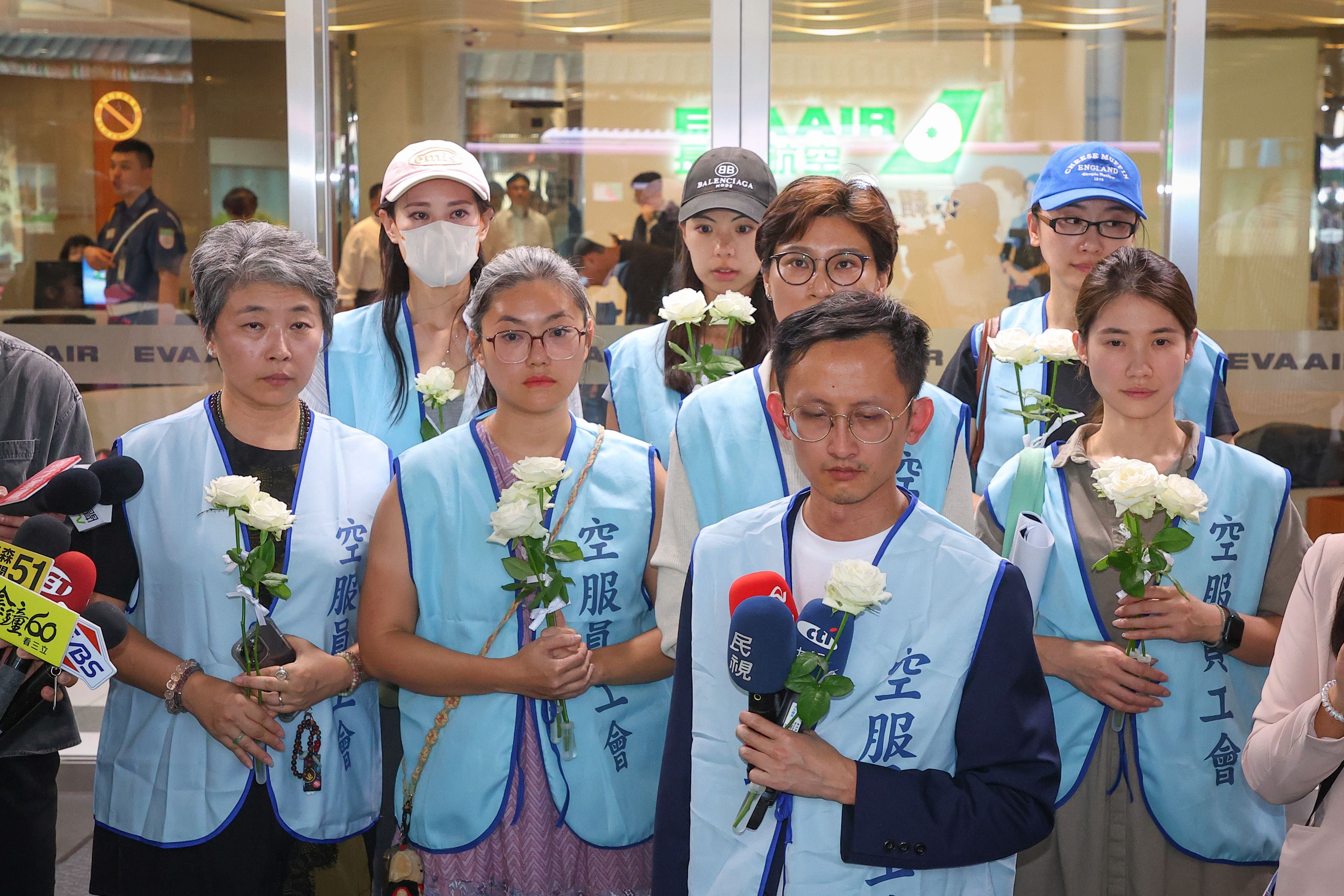20251017-桃園市空服員職業工會17日針對長榮航空空服員離世事件，至長榮航空總公司前獻花致意。（顏麟宇攝）