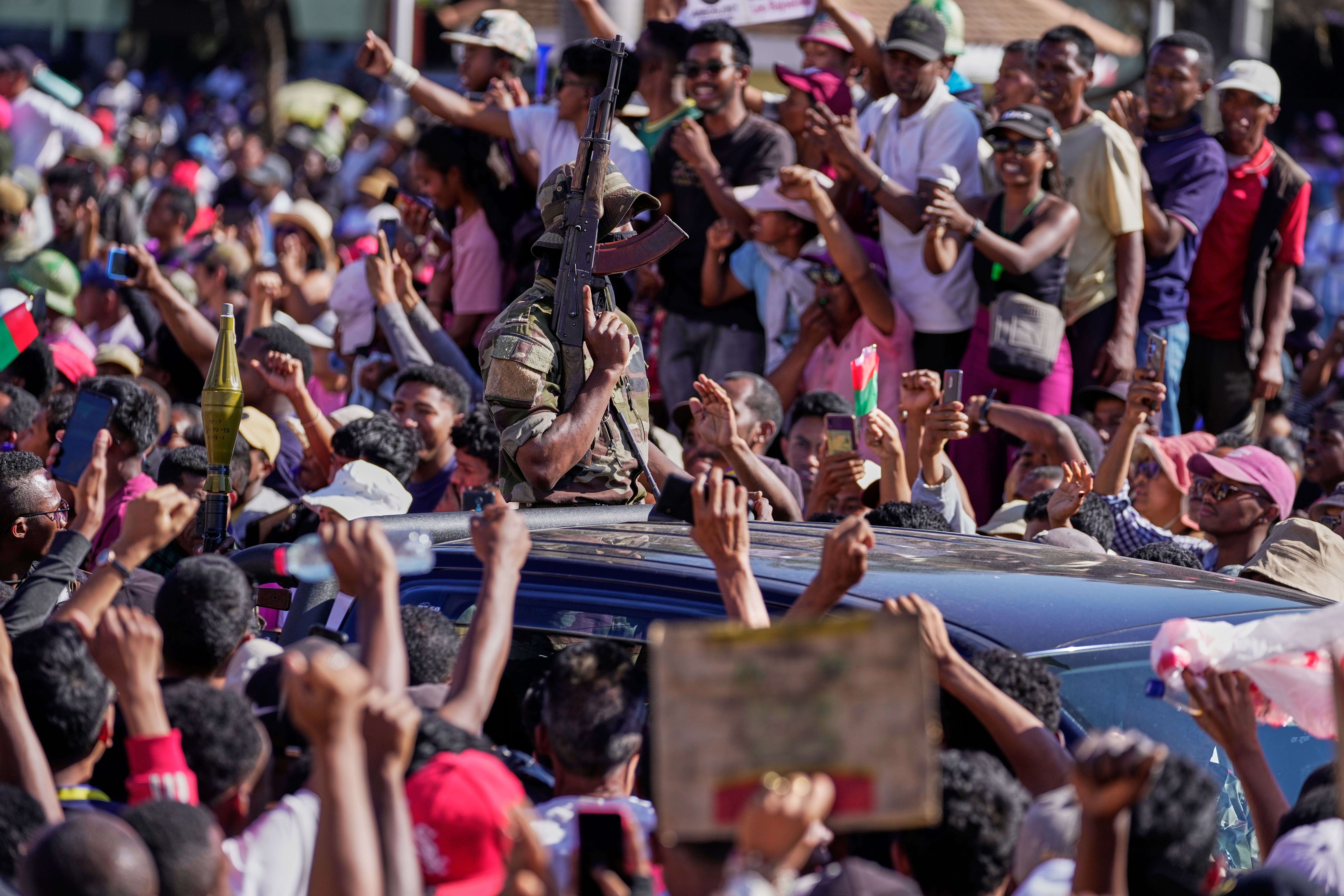 馬達加斯加爆發流血示威，10月14日倒戈支持示威的精銳軍事部隊「CAPSAT」宣布部隊接管政府，接受示威群眾歡呼。（美聯社）