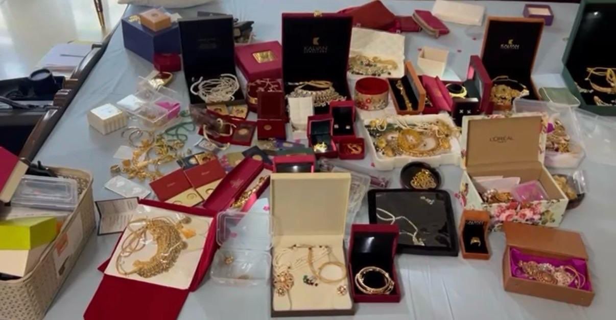 印度旁遮普邦高階警官布拉爾遭舉報索賄，住家和辦公室被搜出大量現鈔、金飾。（翻攝自X粉專）