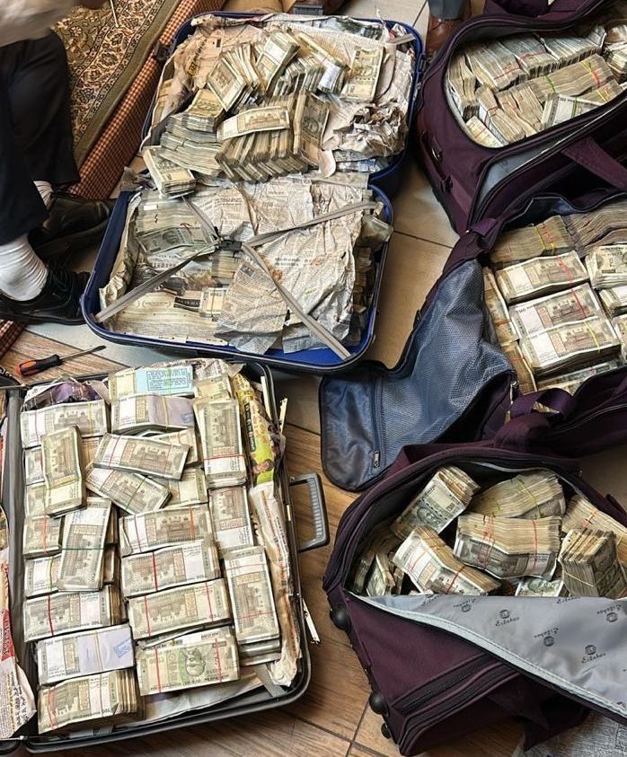 印度旁遮普邦高階警官布拉爾遭舉報索賄，住家和辦公室被搜出大量現鈔、金飾。（翻攝自X粉專）