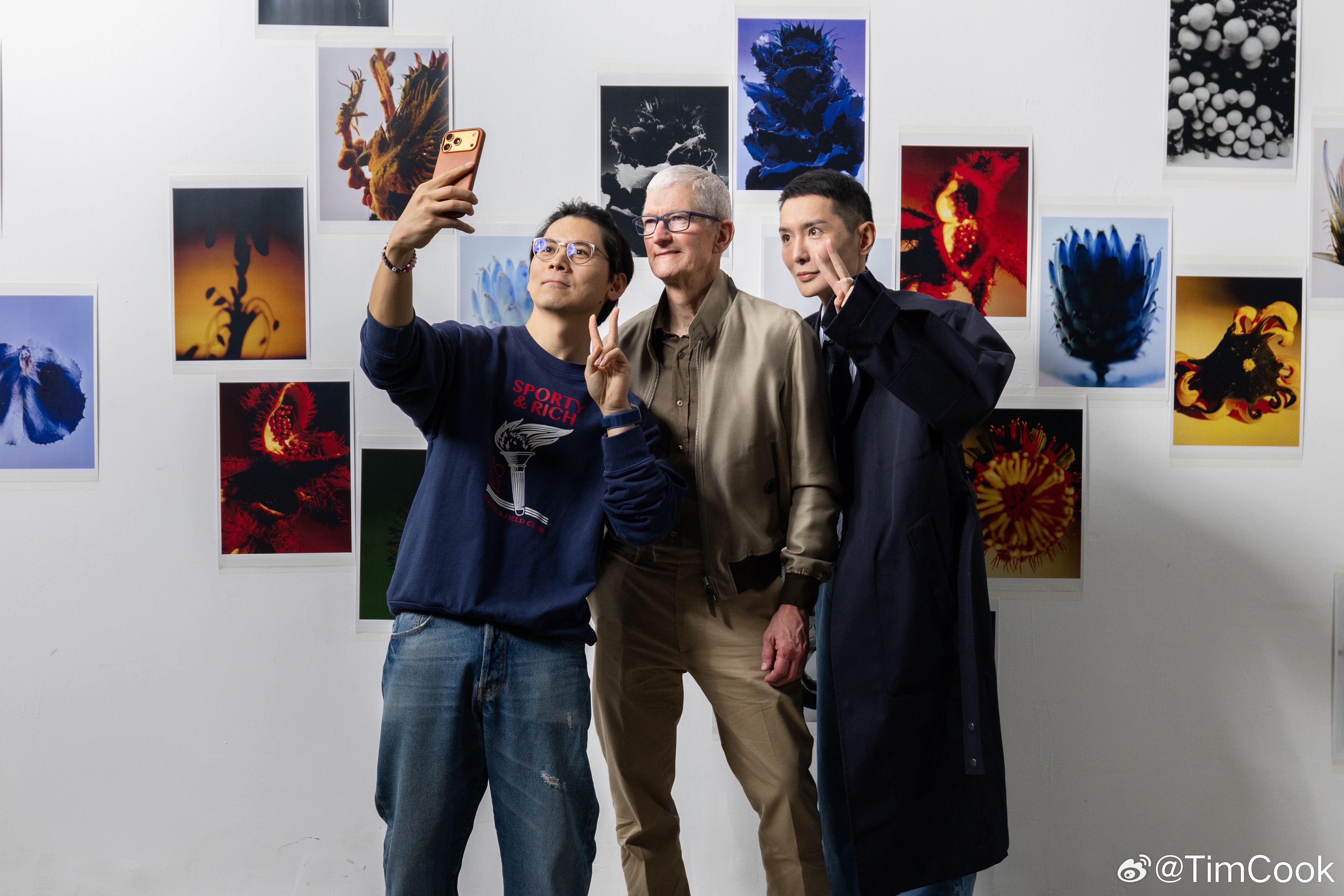 蘋果執行長庫克（中）近日訪問上海。（翻攝自官方微博）