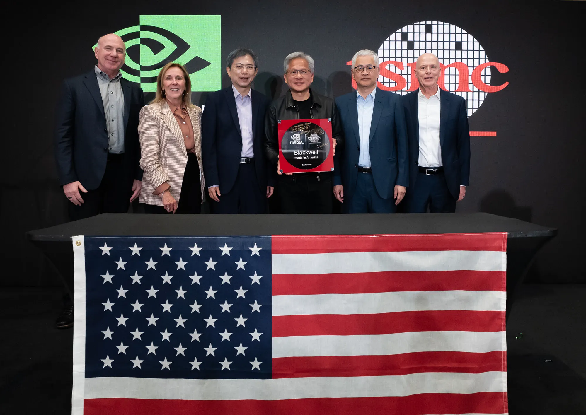 輝達執行長黃仁勳(中右)和台積電亞歷桑那廠慶祝,首片「美國製造」NVIDIA Blackwell晶圓問世。(翻攝自輝達官方粉專)