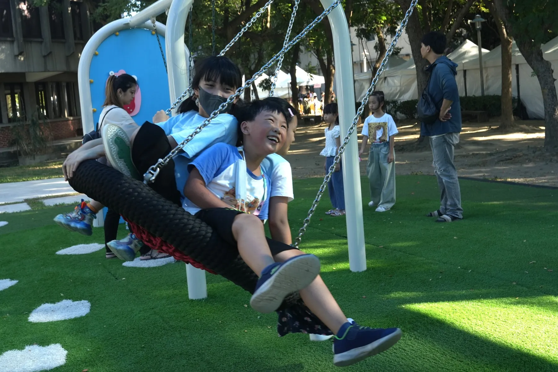 板橋435藝文特區秋日市集音樂會 10月18、19日登場，吸引不少親子同樂。(圖/新北市政府文化局）