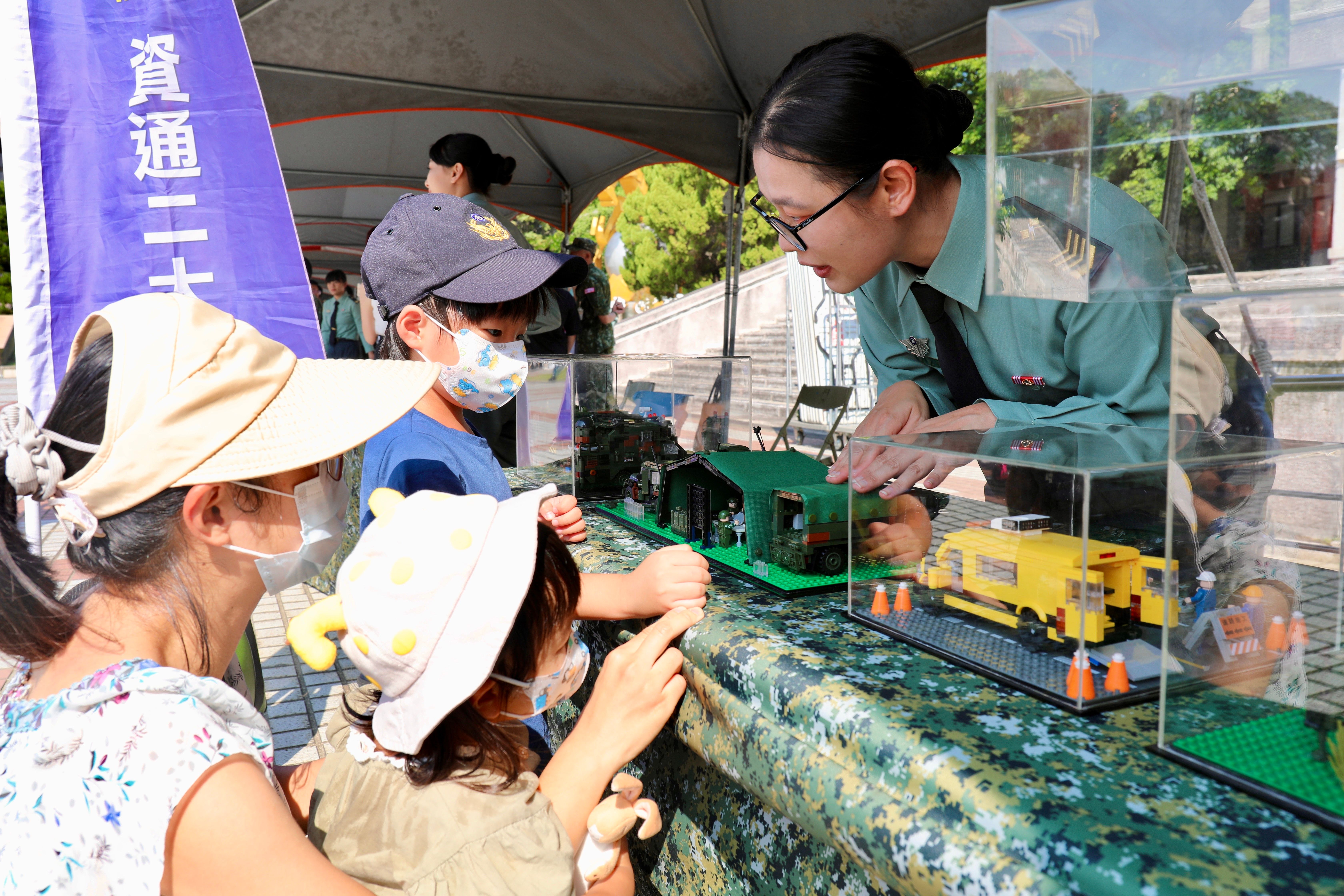 20251018-陸軍第十軍團指揮部今（18）日於南投縣國史館台灣文獻館舉辦「全民國防教育走入鄉里」活動。（十軍團提供）