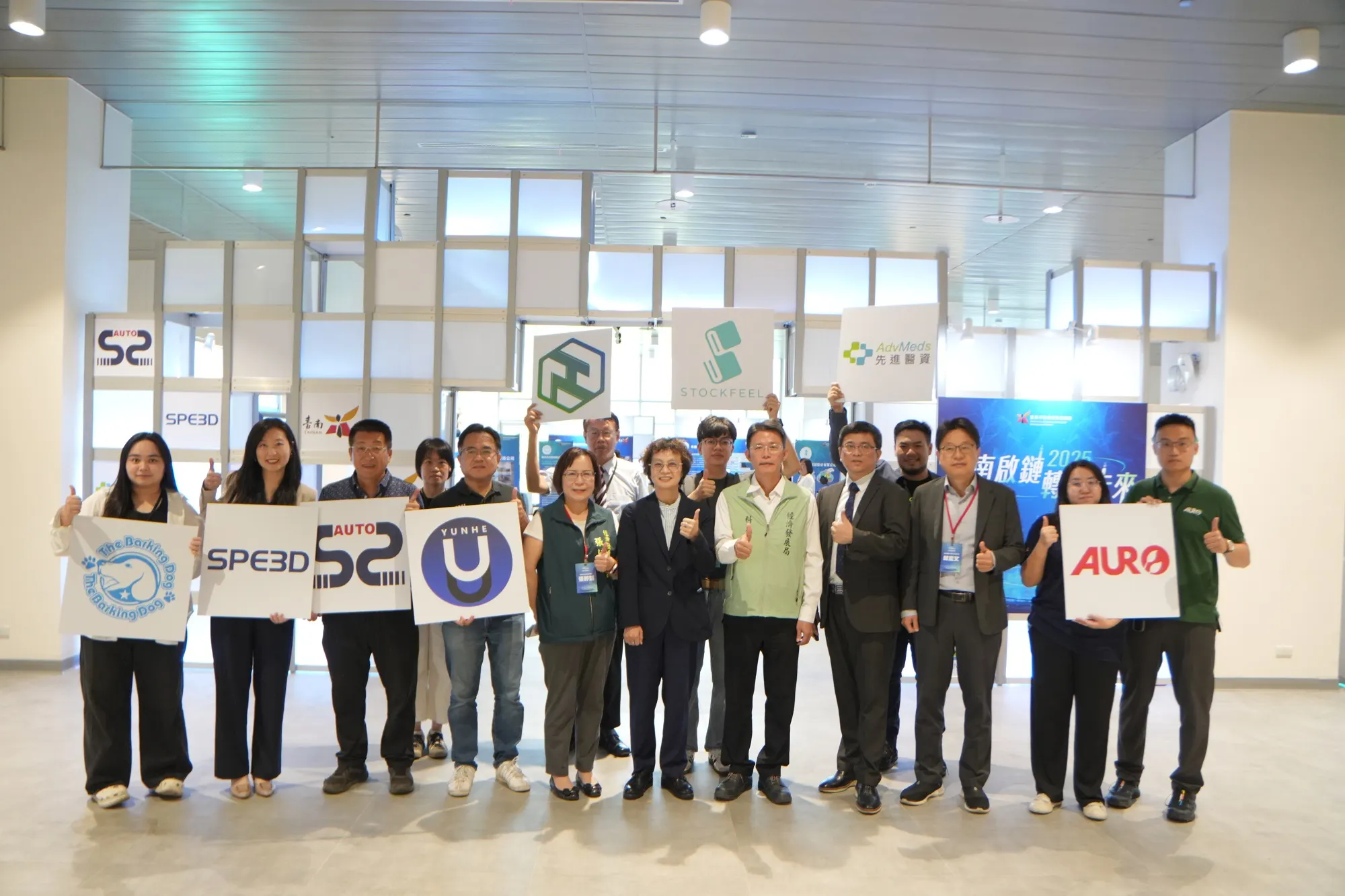 台南市副市長趙卿惠與策展攤位合照。（圖／主辦單位提供）