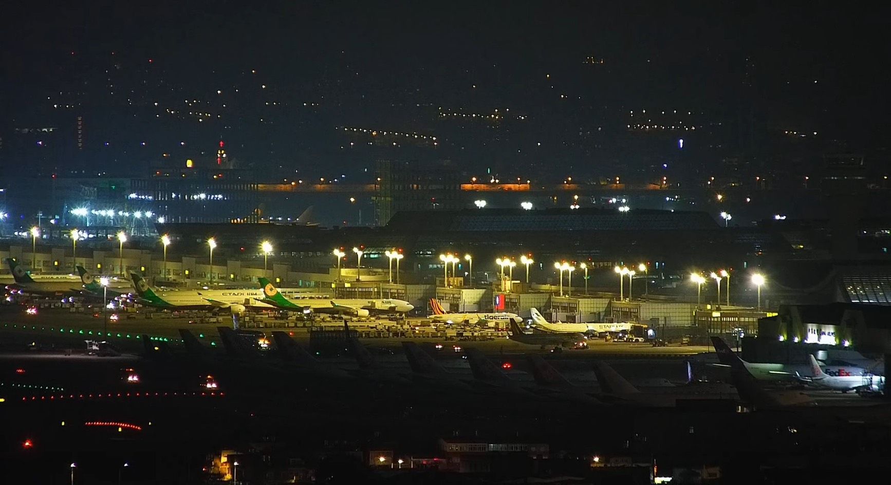 「大古山即時影像」設於蘆竹區大古山，可直播欣賞桃園海邊落日、機場跑道夜景，或飛機翱翔天際的畫面。（圖／桃園市政府觀旅局提供）