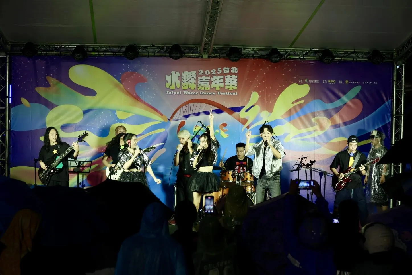 YOYO藝人與旅人樂團改編卡加布列島，與大小朋友一同歡唱。（圖／臺北市政府觀傳局提供）