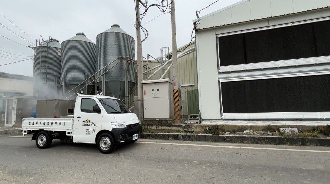 動保處消毒車進行養禽場周邊公共區域噴霧消毒。(圖/台南市動保處)
