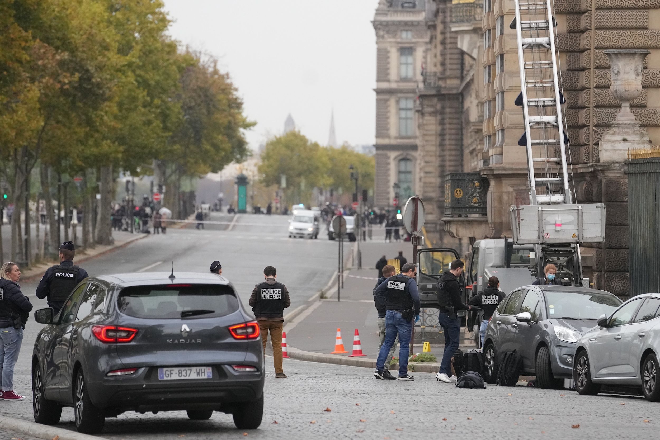 2025年10月19日、フランス警察がパリのルーブル美術館強盗事件で盗賊たちが使用したリフトを調査中。（AP通信）