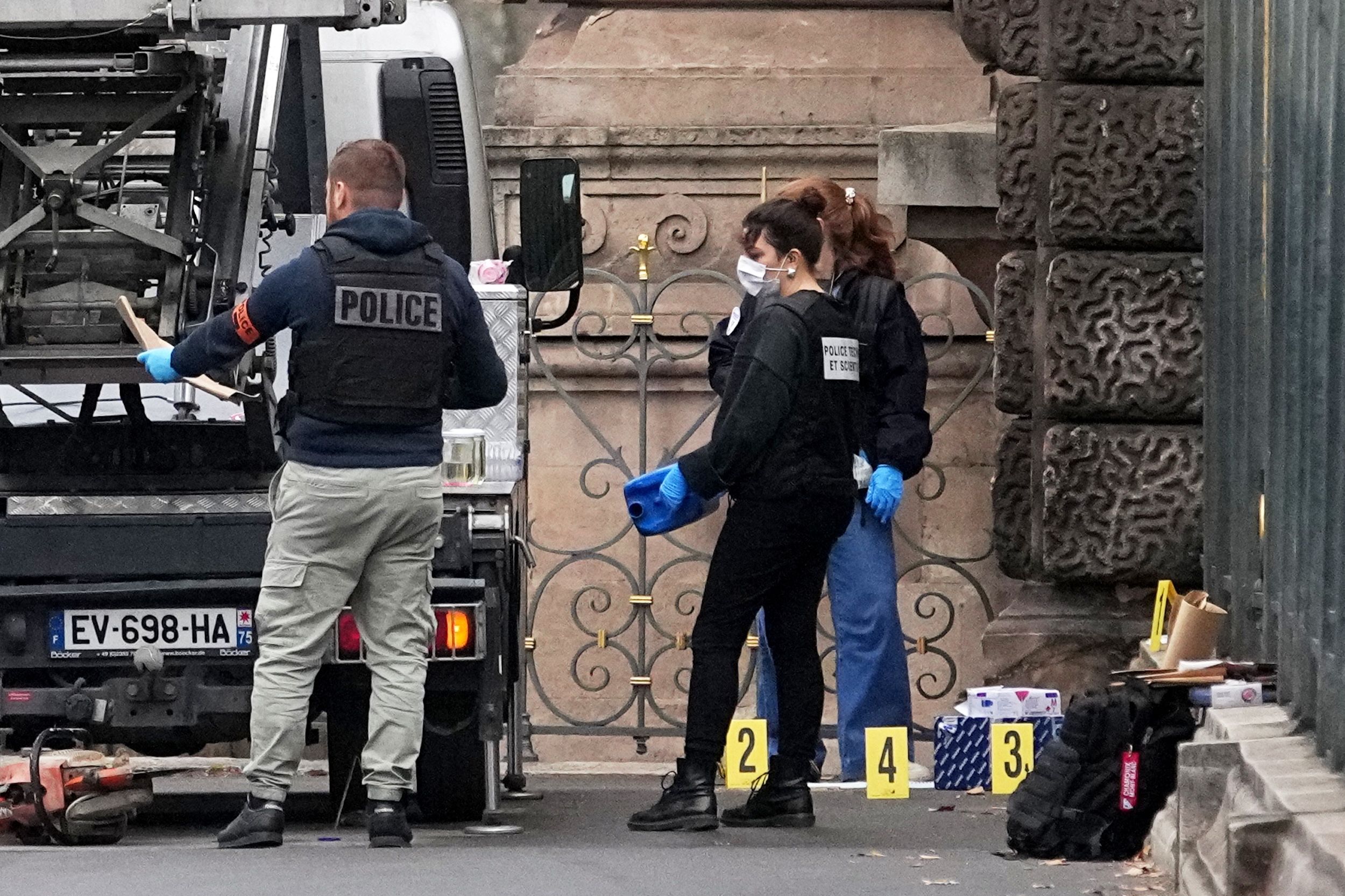 2025年10月19日、フランス警察がパリのルーブル美術館強盗事件で盗賊たちが使用したリフトを調査中。（AP通信）