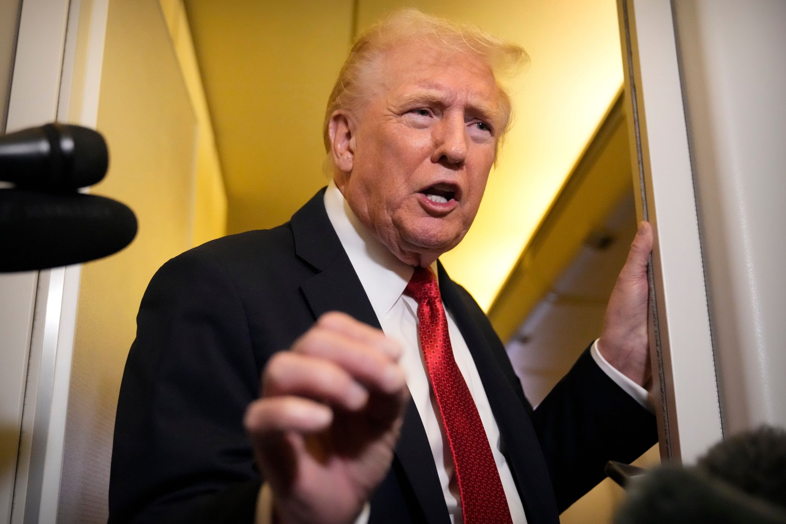 2025年10月19日，美國總統川普在空軍一號抱怨哥倫比亞總統。（美聯社）