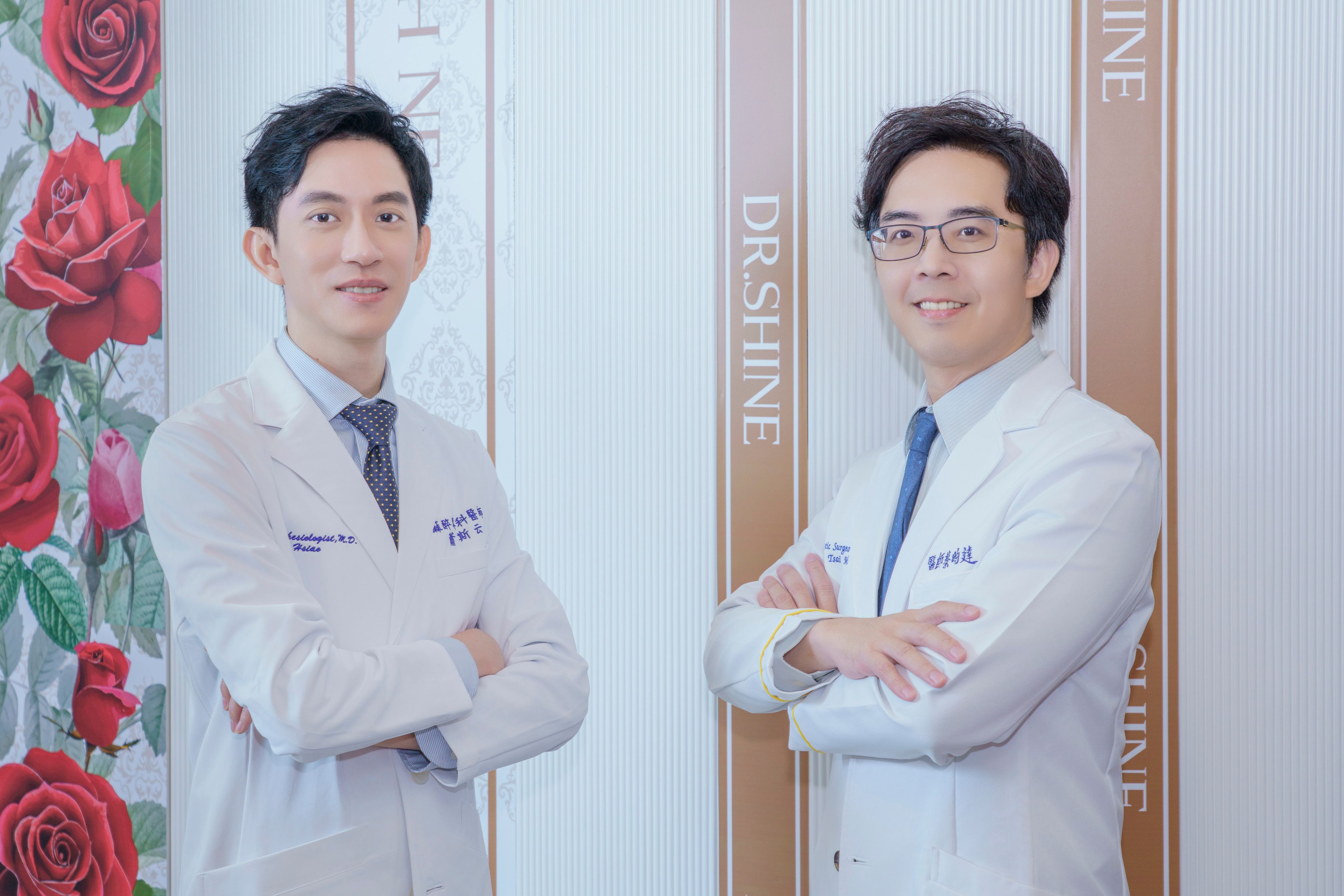 光澤診所整形外科蔡昀達醫師（右）與麻醉科蕭斯云醫師（左）聯手執行隆乳重修手術，以醫學中心等級的麻醉安全標準全程監控，幫助患者安心揮別隆乳失敗陰影，重拾自信與美麗。（攝影/賴光煜）