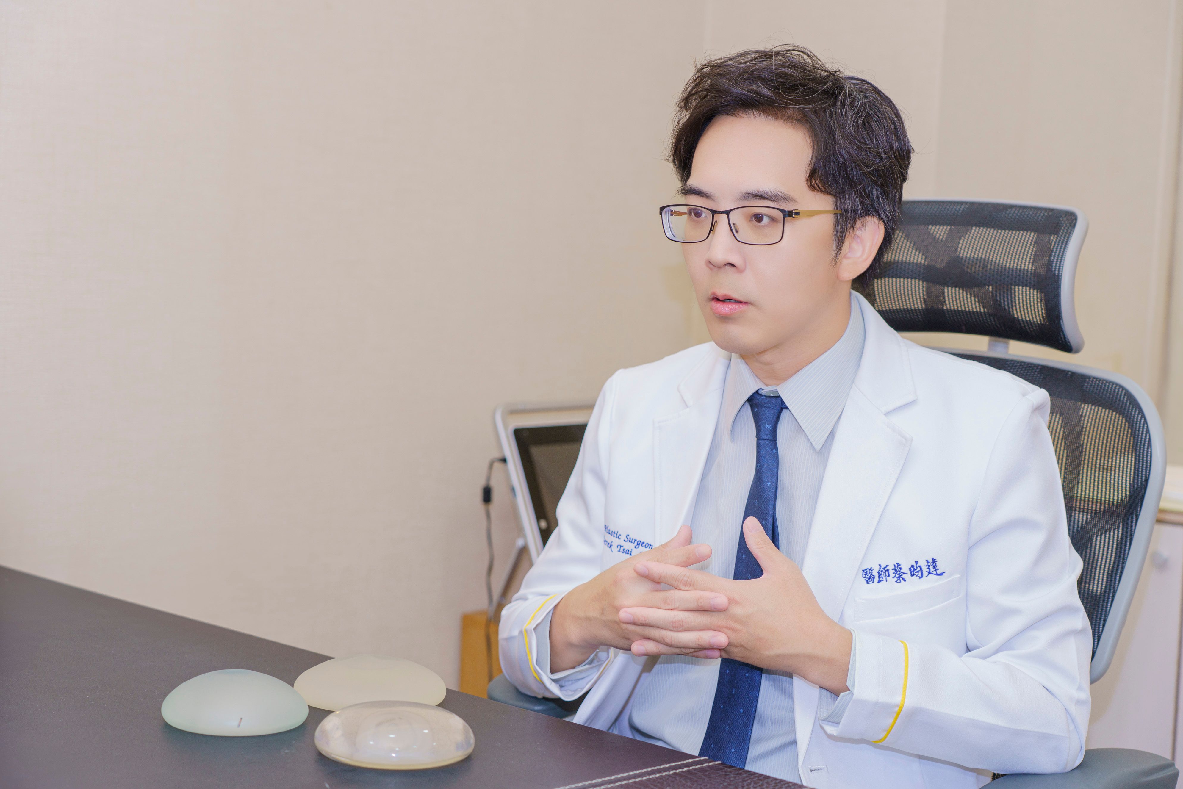 光澤診所整形外科蔡昀達醫師解釋早期隆乳手術失敗原因，透過醫師一對一評估，為二次隆乳患者推薦更適合的假體，大幅提升隆乳重修的成功率與滿意度。（攝影/賴光煜）