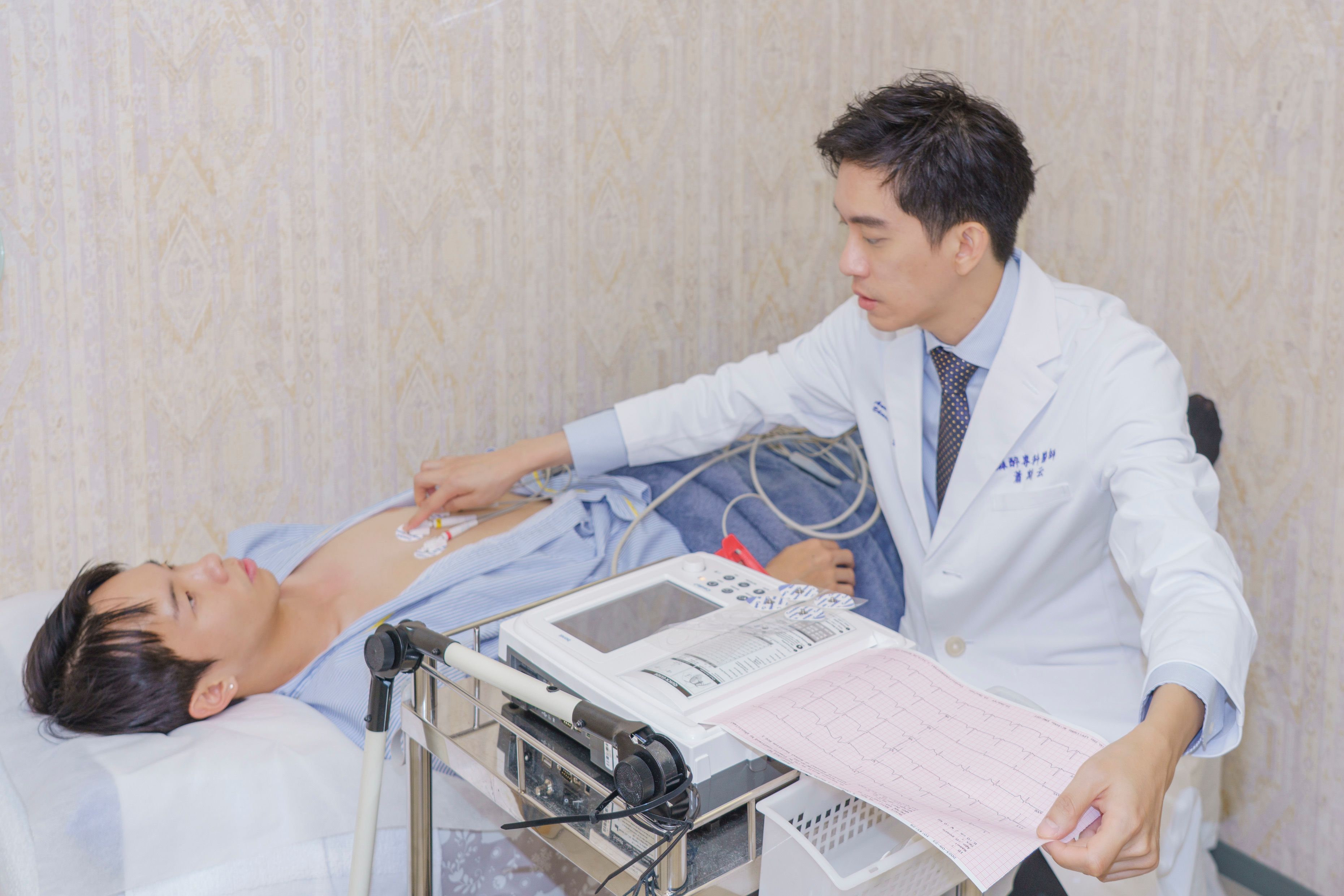 光澤診所隆乳重修手術由麻醉科醫師蕭斯云全程監控，讓外科醫師能無後顧之憂地專注手術的精細步驟，確保二次隆乳患者的安全性，揮別過去隆乳失敗的經驗。（攝影/賴光煜）