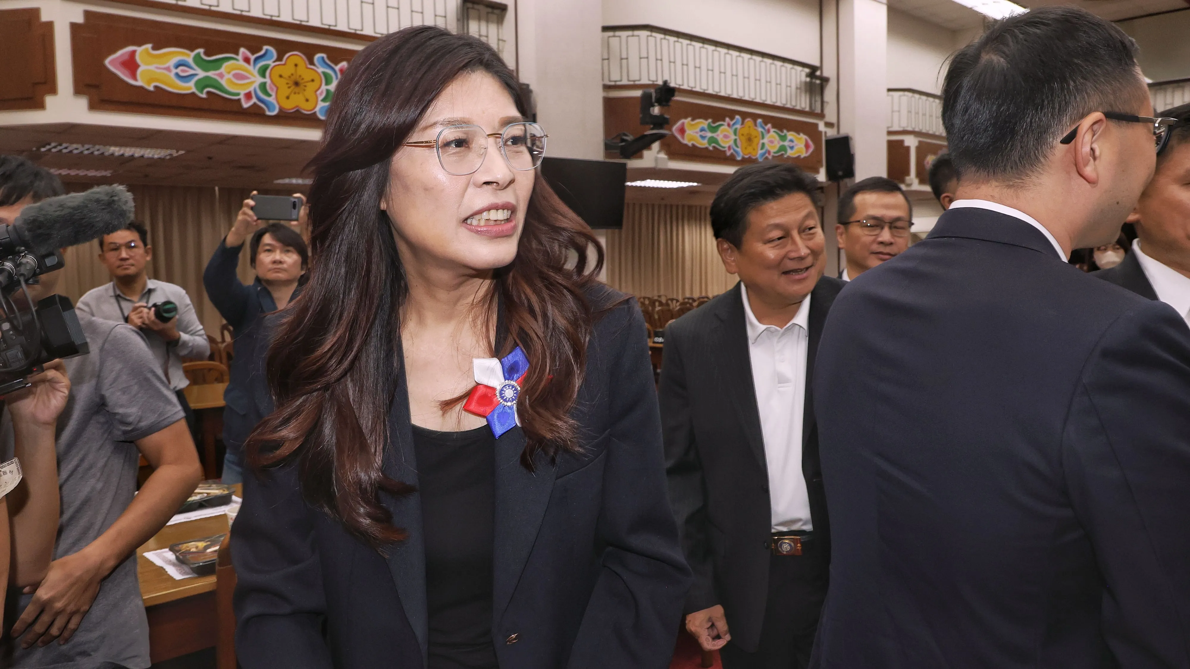 20251020-国民党主席当選人の鄭麗文氏が20日に国民党立法院党団を訪れた。（柯承惠撮影）