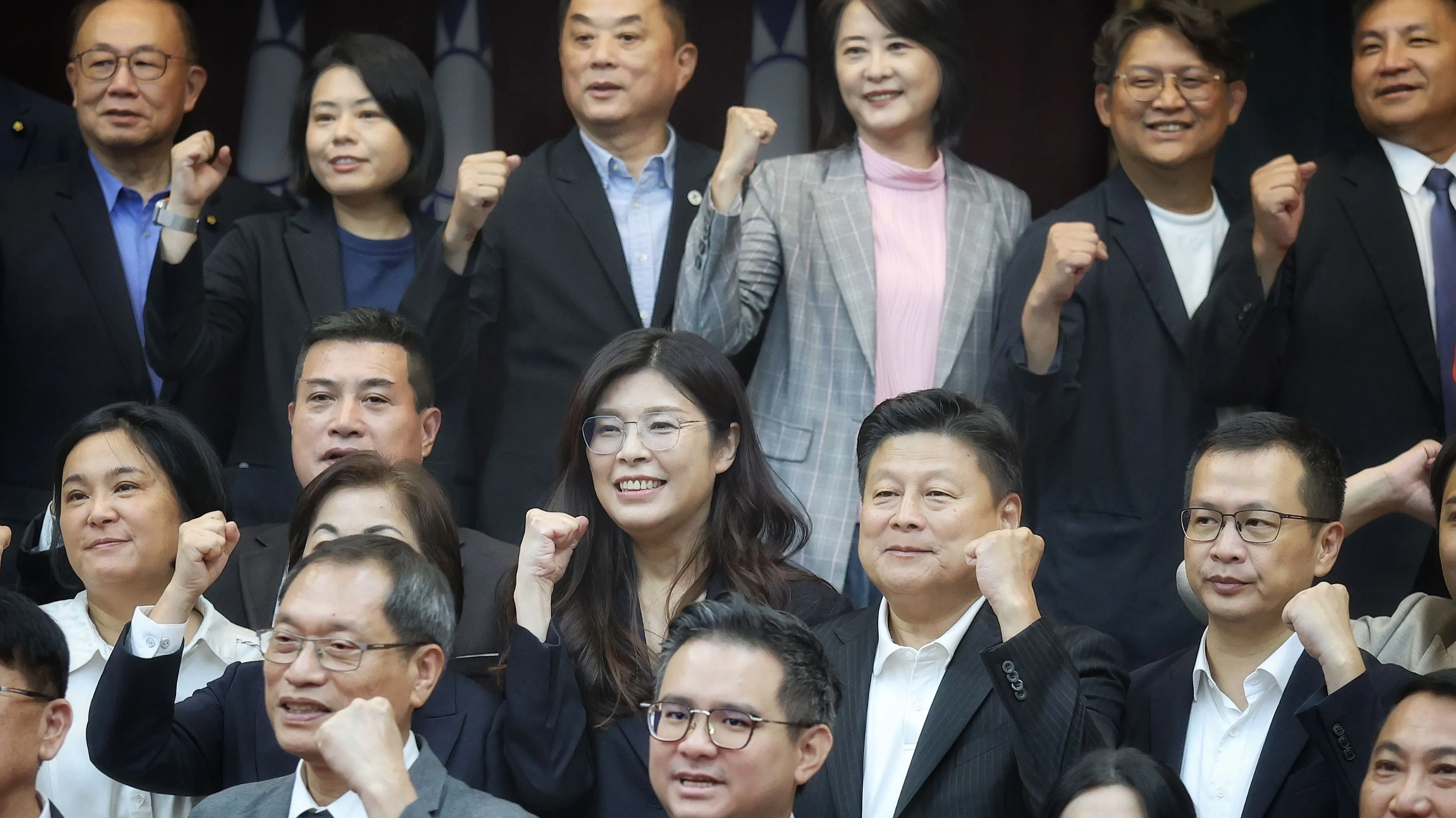 20251020-國民黨主席當選人鄭麗文（中）20日拜會國民黨立法院黨團。（柯承惠攝）