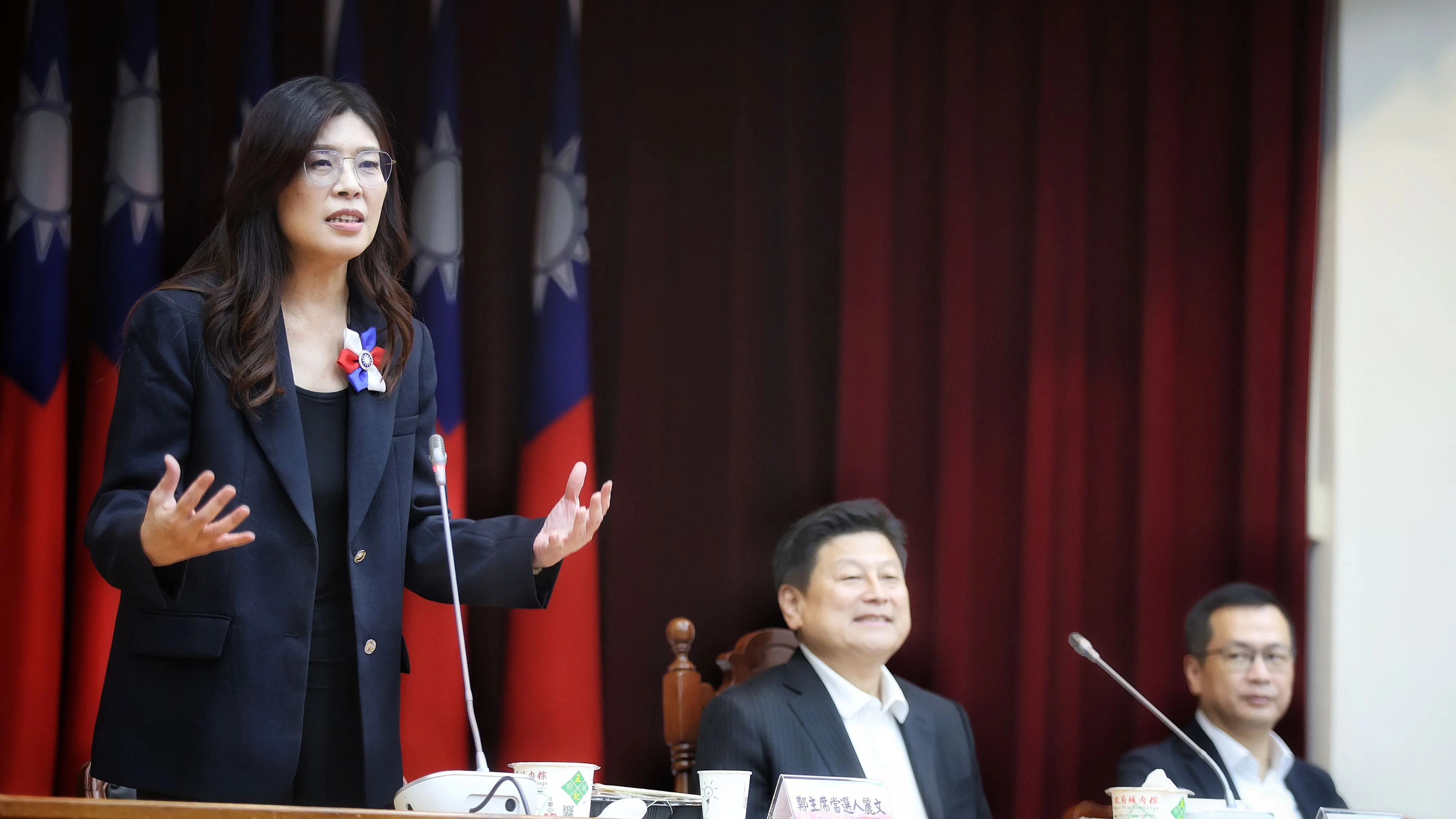 20251020-国民党主席当選人鄭麗文（左）20日国民党立法院党団を訪ねる。（柯承惠撮影）