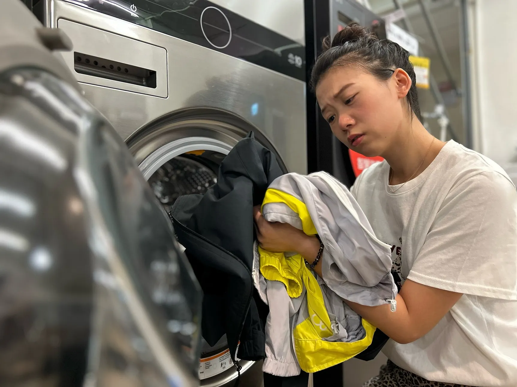 使用洗衣機清潔防水材質衣褲，容易引發機體劇烈震動，造成損傷或意外