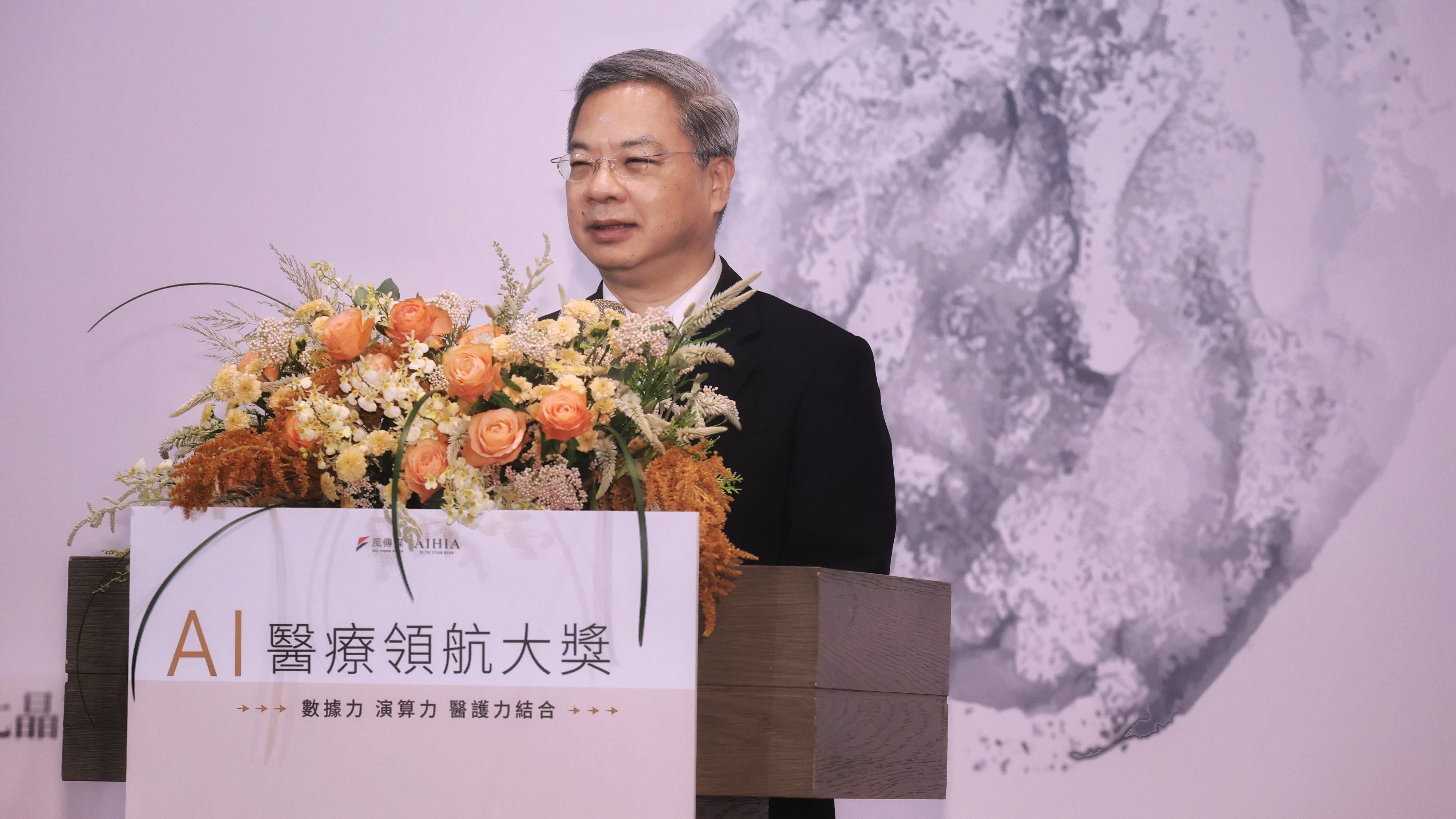 20251021-經濟部長龔明鑫21日出席風傳媒 2025《AI醫療領航大獎》頒獎典禮。（柯承惠攝）