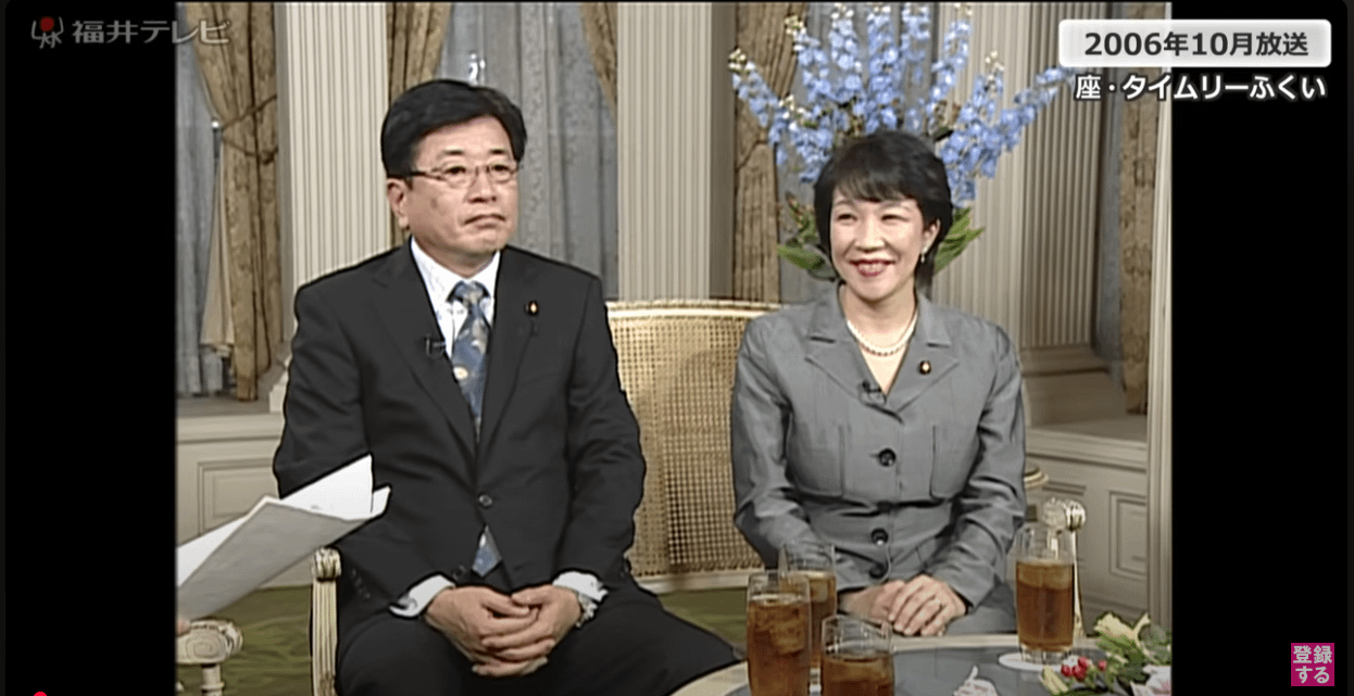 日本首位女首相高市早苗（右）與第一先生山本拓，2006年的電視台訪問畫面。（翻攝自福井テレビチャンネルYT新聞影片）