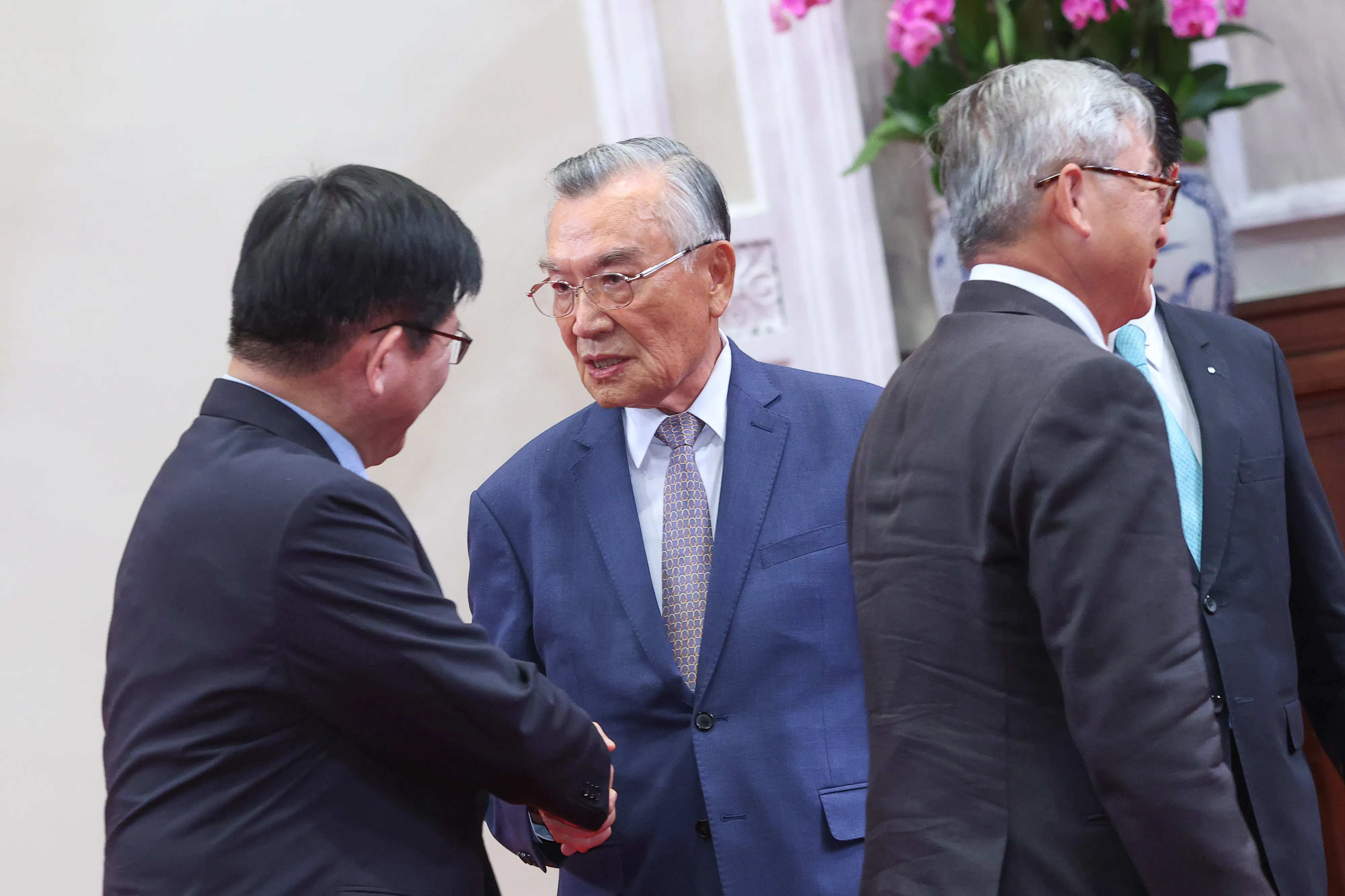 20251021-APEC領袖代表林信義（中）21日出席「2025『亞太經濟合作經濟領袖會議』代表團行前記者會」。（顏麟宇攝）