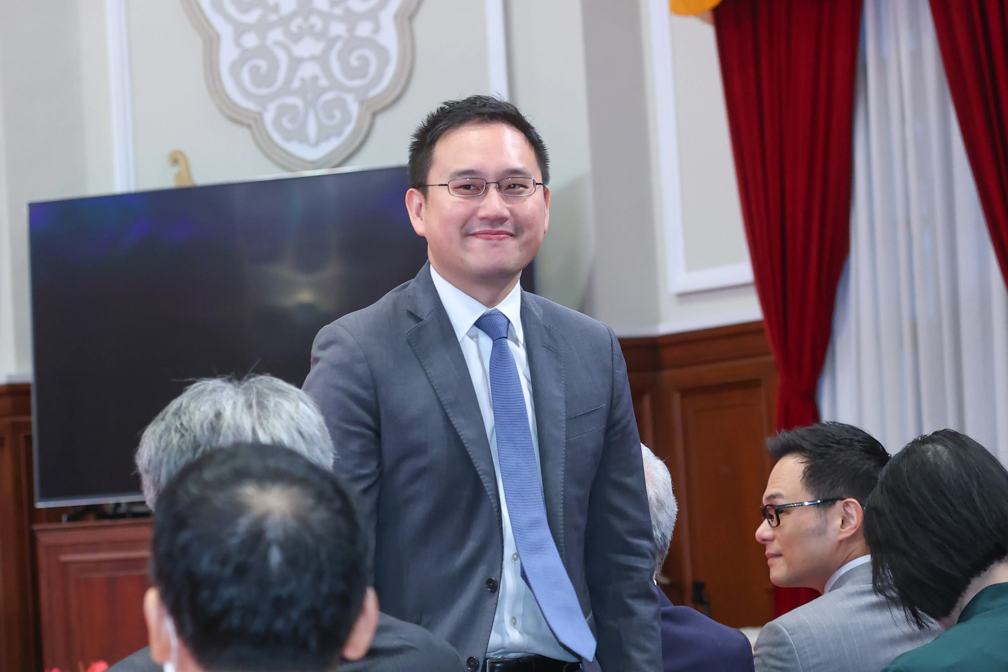 20251021-総統府副秘書長趙怡翔氏、21日「2025『アジア太平洋経済協力経済首脳会議』代表団出発前の記者会見に参加（顔麟宇撮影）