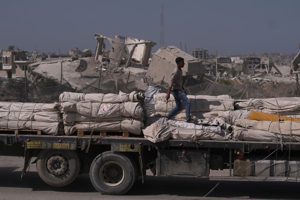 2025年10月20日。一輛載有人道主義援助物資的卡車駛過加薩南部汗尤尼斯（Khan Younis）。（AP）