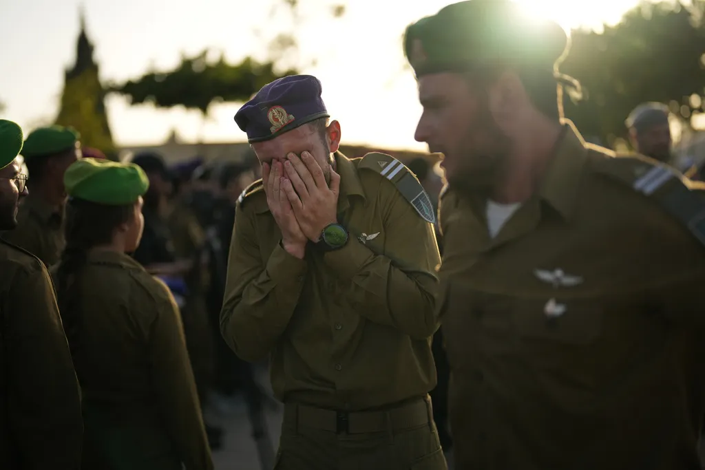 2025年10月20日。在以色列莫迪因市（Modi'in），以色列士兵在葬禮上哀悼在加薩遇難的Itay Yavetz中士同志。（AP）