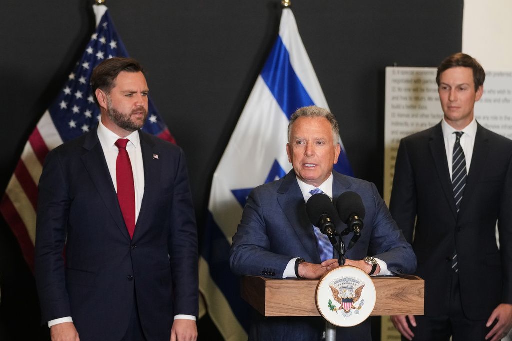 2025年10月21日。美國特使魏科夫（Steve Witkoff）在以色列南部城市基耶蓋特（Kiryat Gat）舉行的記者會上講話，副總統范斯（JD Vance）與特使庫許納（Jared Kushner）站在他身後。（AP）