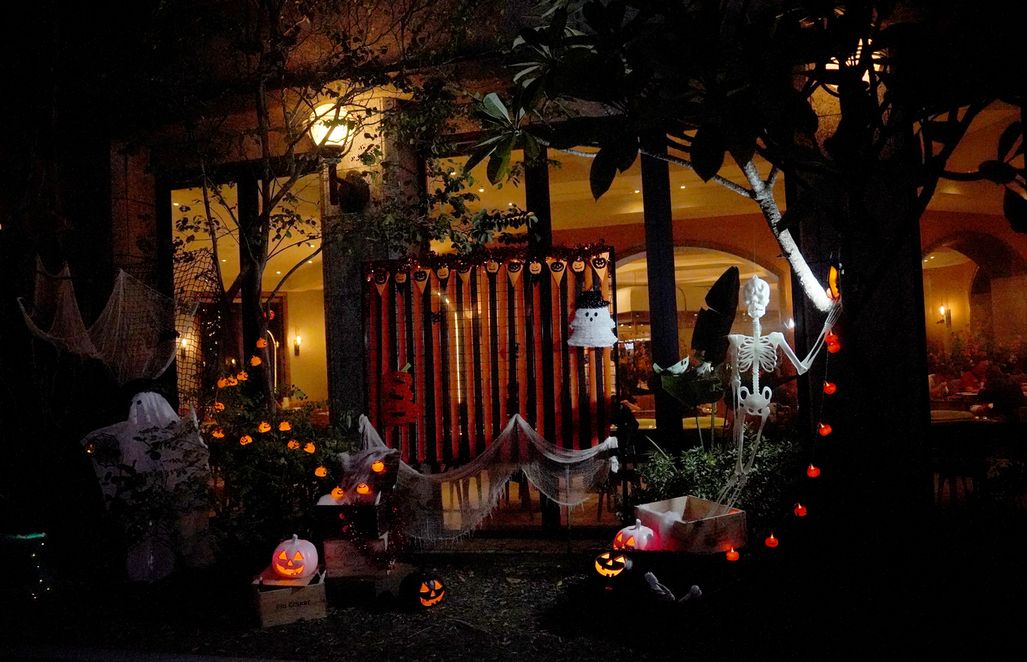 煙波現場佈置以南瓜燈、巫婆藥水、白骷顱、幽靈元素營造萬聖氛圍。（煙波國際觀光集團提供）