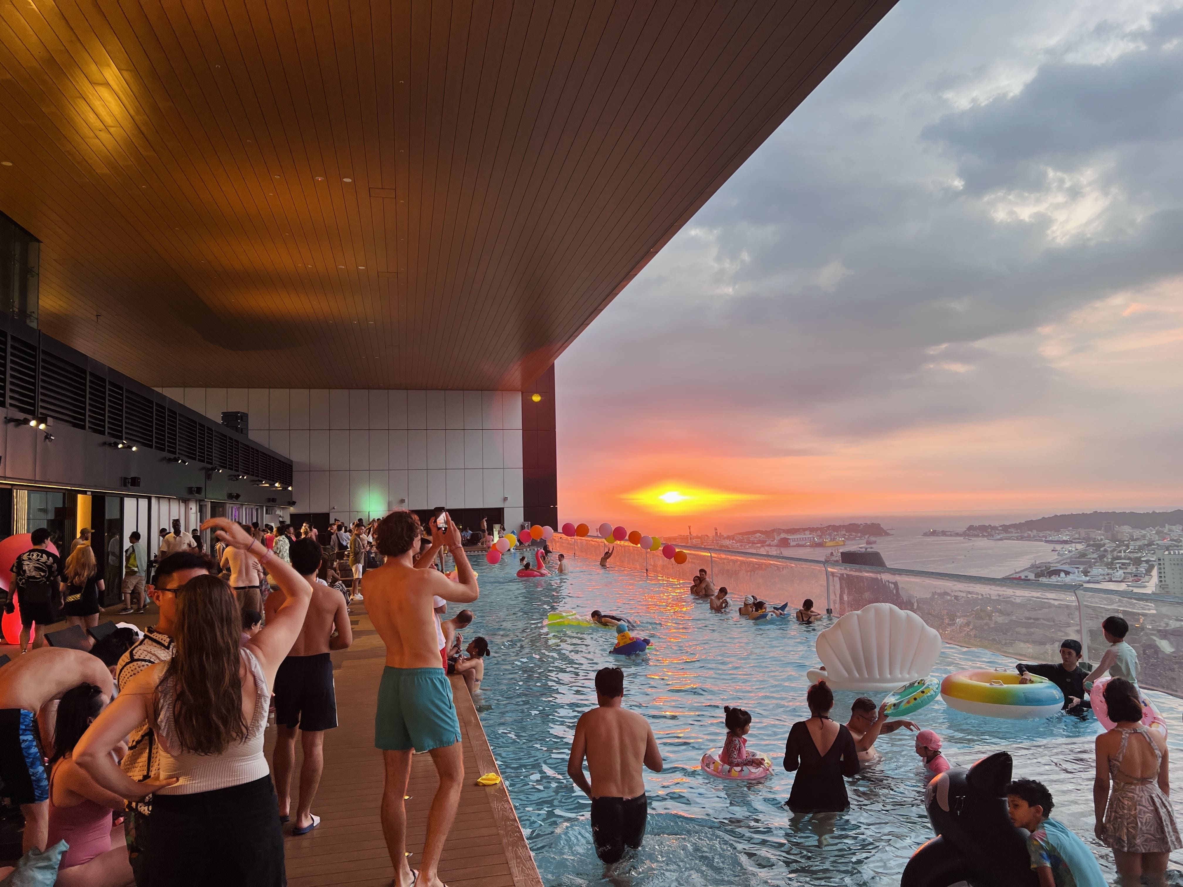 承億酒店攜手SEIZE今夕何夕打造「Moonlight Sirens 月魅海妖 萬聖派對」，將於10月31日在24樓高空池畔酒吧POOL BAR盛大登場。（承億酒店提供）