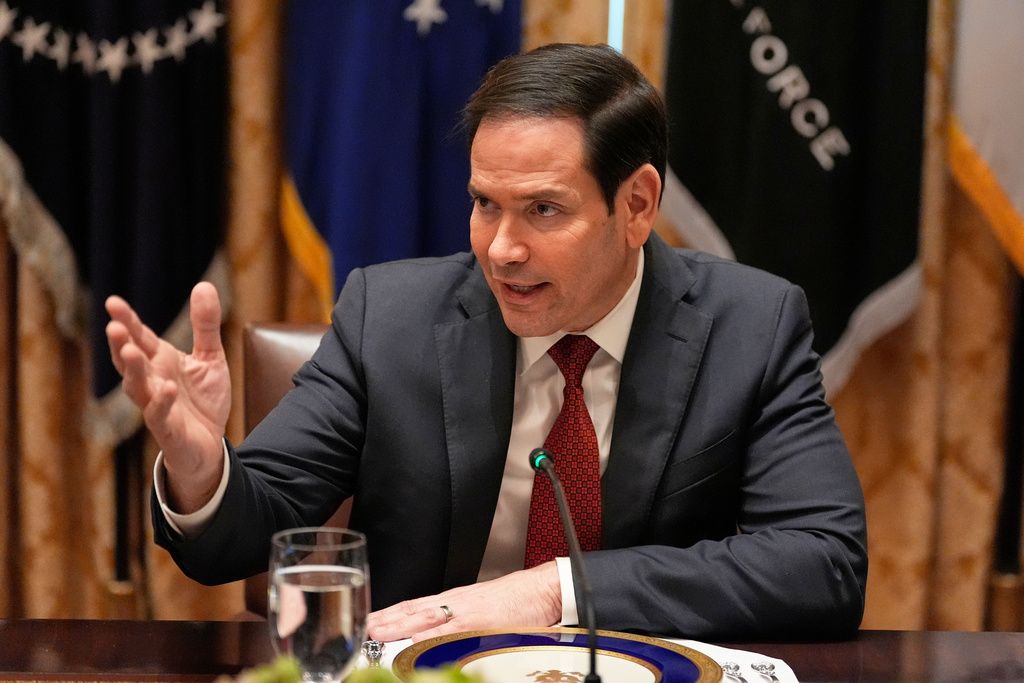 2025年10月17日。美國國務卿魯比歐（Marco Rubio）在白宮內閣室與總統川普（Donald Trump）和烏克蘭總統澤倫斯基（Volodymyr Zelenskyy）共進午餐前講話。（AP）