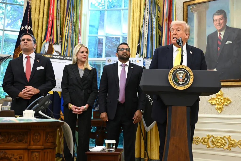 2025年10月15日。美國總統川普（Donald Trump）在白宮橢圓形辦公室中發言，聯邦調查局局長巴特爾（Kash Patel）、司法部部長邦迪（Pam Bondi）和副部長副部長布蘭希（Todd Blanche）站在他身旁。（AP）