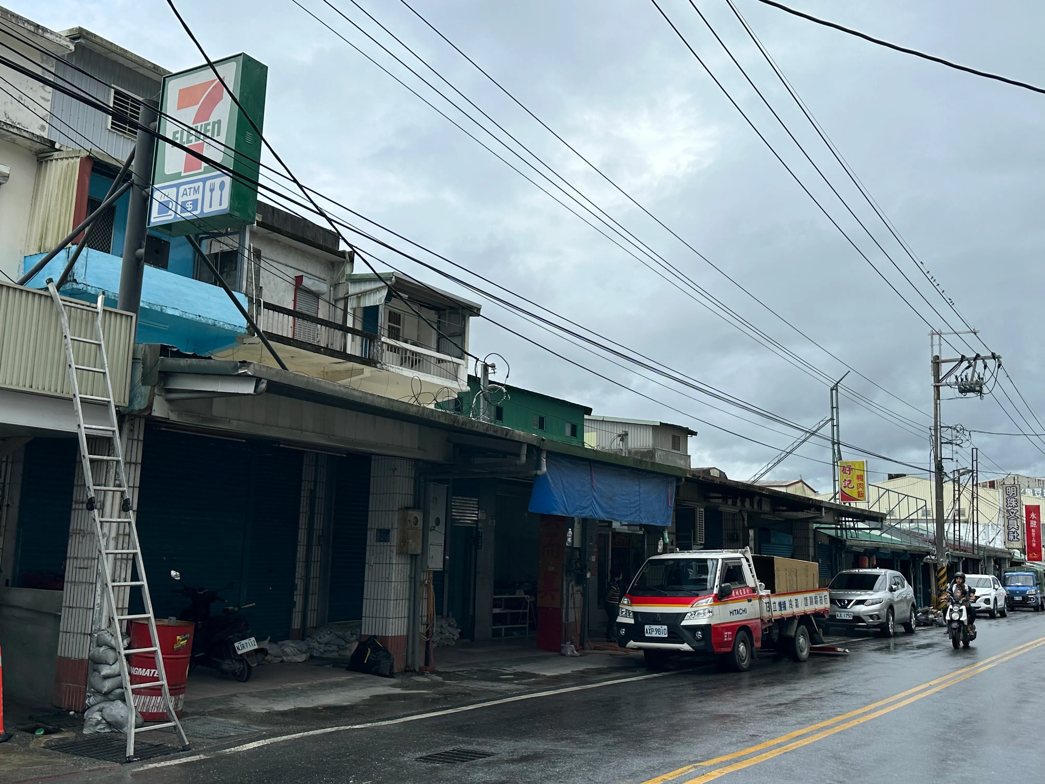 20251022-花蓮光復堰塞湖潰決災後滿月，當地經濟仍然停擺，超商也停止運作。（張瀞文攝）