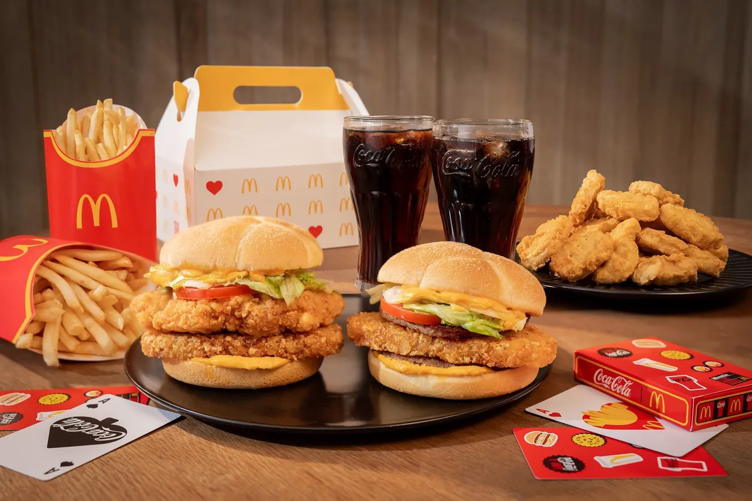購買分享盒加點指定飲品買一送一，或以歡樂送購買分享餐，就送可口可樂®聯名限量「麥麥同樂撲克牌」。（圖／麥當勞提供）