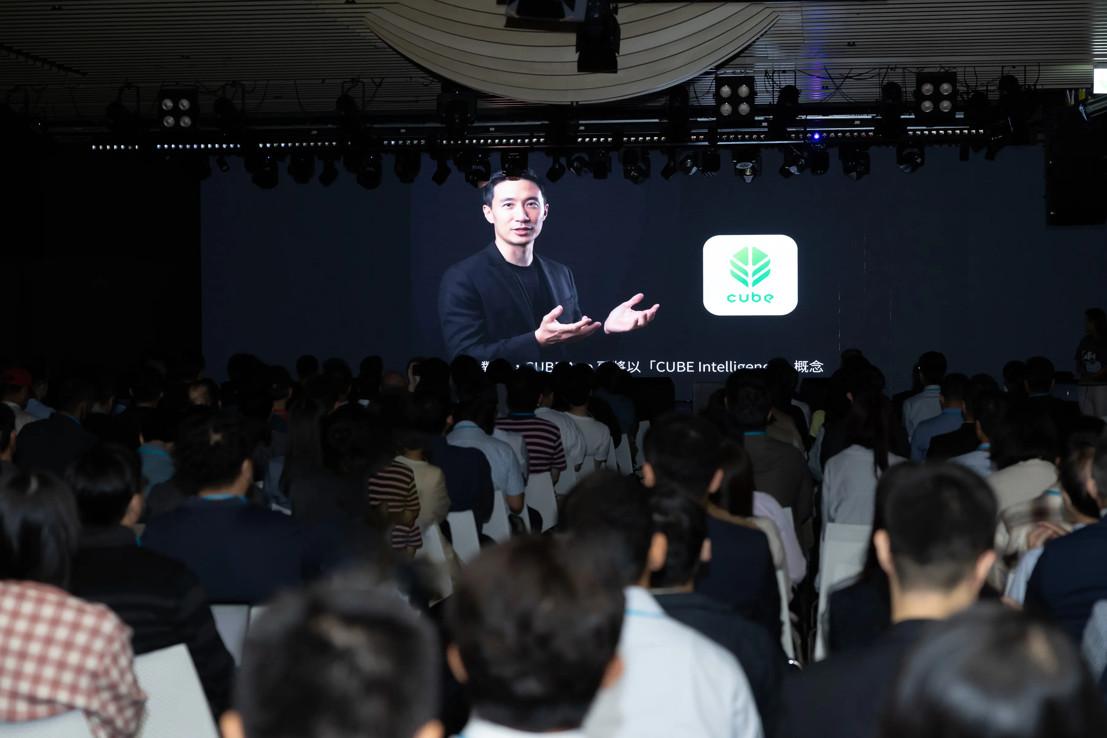 國泰金控科技長姚旭杰以AI分身驚喜開場，並以華語、英語、日語及越南語致詞，展現AI跨語言應用實力。（圖／國泰金控提供）